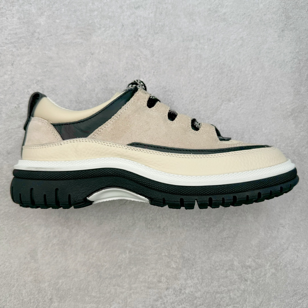 Chanel香奈儿 2025C 最新米兰走秀爆款 厚底老爹运动鞋 原版开发1-1复刻 官方同步 25款官方最新包装 花纹礼盒包装 小香早春度假新款 双C方圆头系带休闲鞋 潮鞋 此款绝对是小香这一季最火的存在 专柜根本就买不到系列 恨不得焊在脚上系列 好穿又个性 跟以往风格不同 没有大大的Logo 低调且高级感满满 轻英伦风的方头➕菱格的柔和 完美的融合在一起 有一种1️⃣➕1️⃣大于3的感觉 经典的撞色搭配 出彩且不突兀 搭配 短裙 短裤 牛仔 潮服 时尚感瞬间提升好几个档次 【采用牛皮拼接牛反绒 内里透气网面 原版开模𝐓𝐏𝐔大底 增高𝟒𝐂𝐌】 货号： G397922631 Sizc： 35 36 37 38 39 40-选品中心