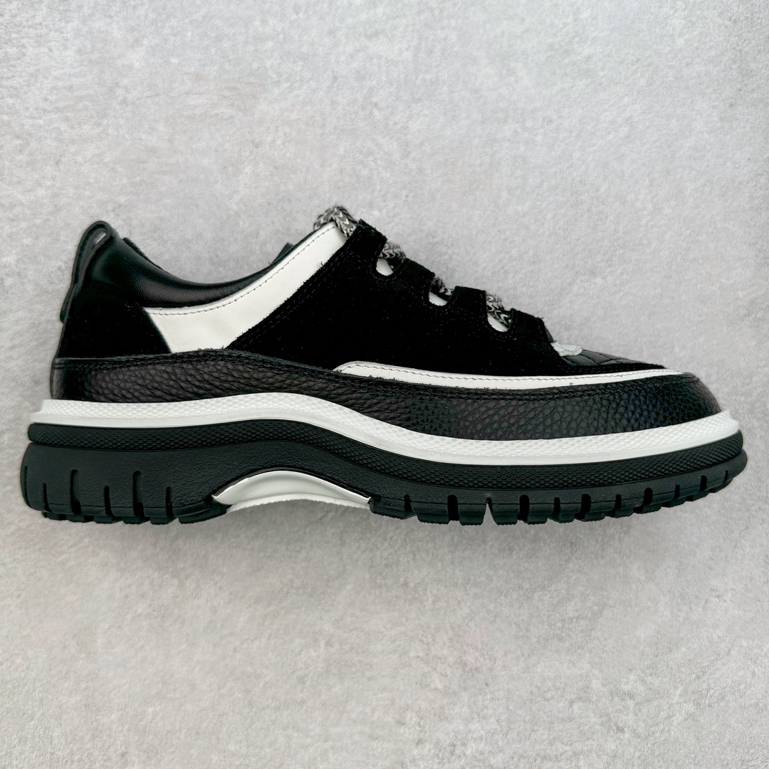 Chanel香奈儿 2025C 最新米兰走秀爆款 厚底老爹运动鞋 原版开发1-1复刻 官方同步 25款官方最新包装 花纹礼盒包装 小香早春度假新款 双C方圆头系带休闲鞋 潮鞋 此款绝对是小香这一季最火的存在 专柜根本就买不到系列 恨不得焊在脚上系列 好穿又个性 跟以往风格不同 没有大大的Logo 低调且高级感满满 轻英伦风的方头➕菱格的柔和 完美的融合在一起 有一种1️⃣➕1️⃣大于3的感觉 经典的撞色搭配 出彩且不突兀 搭配 短裙 短裤 牛仔 潮服 时尚感瞬间提升好几个档次 【采用牛皮拼接牛反绒 内里透气网面 原版开模𝐓𝐏𝐔大底 增高𝟒𝐂𝐌】 货号： G397922631 Sizc： 35 36 37 38 39 40-选品中心