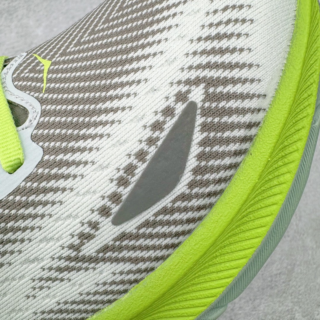 图片[16]-＃HK纯原 HOKA ONE ONE Clifton 克里夫顿9代专业性能减震公路跑步鞋 美国特供批次 轻盈透气的针织网面和纱线的使用让鞋面更挺拔 增强鞋面的强度和支撑性能 搭配柔软的鞋舌 让双脚在舒适包裹中跑的更加畅快 全新泡棉中底 柔软的同时增强回弹性能 为不同跑者提供更平稳流畅的脚感 带来全面的缓冲保护 根据人体工程学设计的延长拉襟 后跟处弹软的海绵填充舒适固定 避免掉跟和摩擦 相比上一代光滑的内衬 Clifton 9的内衬增强了摩擦力 避免双脚在鞋内滑动 尺码：36 36.5 37.5 38 38.5 39 40 40.5 41 42 42.5 43 44 44.5 45-选品中心