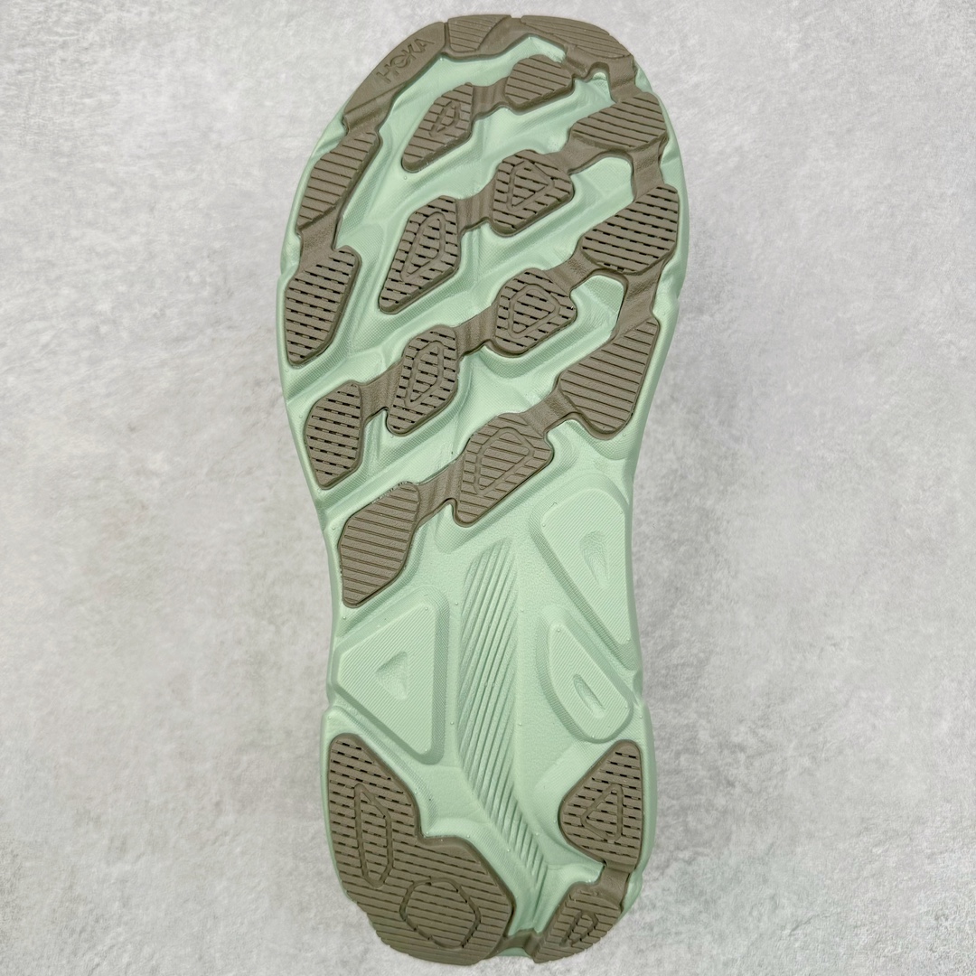 图片[9]-＃HK纯原 HOKA ONE ONE Clifton 克里夫顿9代专业性能减震公路跑步鞋 美国特供批次 轻盈透气的针织网面和纱线的使用让鞋面更挺拔 增强鞋面的强度和支撑性能 搭配柔软的鞋舌 让双脚在舒适包裹中跑的更加畅快 全新泡棉中底 柔软的同时增强回弹性能 为不同跑者提供更平稳流畅的脚感 带来全面的缓冲保护 根据人体工程学设计的延长拉襟 后跟处弹软的海绵填充舒适固定 避免掉跟和摩擦 相比上一代光滑的内衬 Clifton 9的内衬增强了摩擦力 避免双脚在鞋内滑动 尺码：36 36.5 37.5 38 38.5 39 40 40.5 41 42 42.5 43 44 44.5 45-选品中心