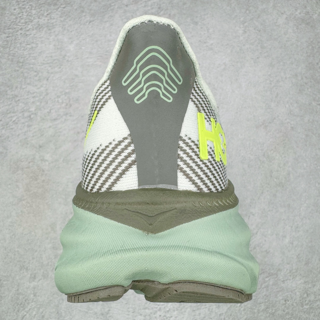 图片[8]-＃HK纯原 HOKA ONE ONE Clifton 克里夫顿9代专业性能减震公路跑步鞋 美国特供批次 轻盈透气的针织网面和纱线的使用让鞋面更挺拔 增强鞋面的强度和支撑性能 搭配柔软的鞋舌 让双脚在舒适包裹中跑的更加畅快 全新泡棉中底 柔软的同时增强回弹性能 为不同跑者提供更平稳流畅的脚感 带来全面的缓冲保护 根据人体工程学设计的延长拉襟 后跟处弹软的海绵填充舒适固定 避免掉跟和摩擦 相比上一代光滑的内衬 Clifton 9的内衬增强了摩擦力 避免双脚在鞋内滑动 尺码：36 36.5 37.5 38 38.5 39 40 40.5 41 42 42.5 43 44 44.5 45-选品中心