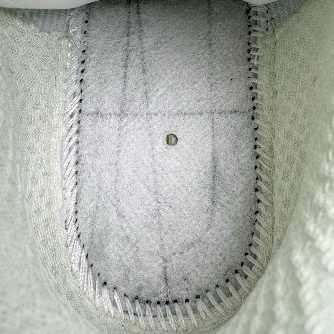 图片[10]-＃HK纯原 HOKA ONE ONE Clifton 克里夫顿9代专业性能减震公路跑步鞋 美国特供批次 轻盈透气的针织网面和纱线的使用让鞋面更挺拔 增强鞋面的强度和支撑性能 搭配柔软的鞋舌 让双脚在舒适包裹中跑的更加畅快 全新泡棉中底 柔软的同时增强回弹性能 为不同跑者提供更平稳流畅的脚感 带来全面的缓冲保护 根据人体工程学设计的延长拉襟 后跟处弹软的海绵填充舒适固定 避免掉跟和摩擦 相比上一代光滑的内衬 Clifton 9的内衬增强了摩擦力 避免双脚在鞋内滑动 尺码：36 36.5 37.5 38 38.5 39 40 40.5 41 42 42.5 43 44 44.5 45-选品中心