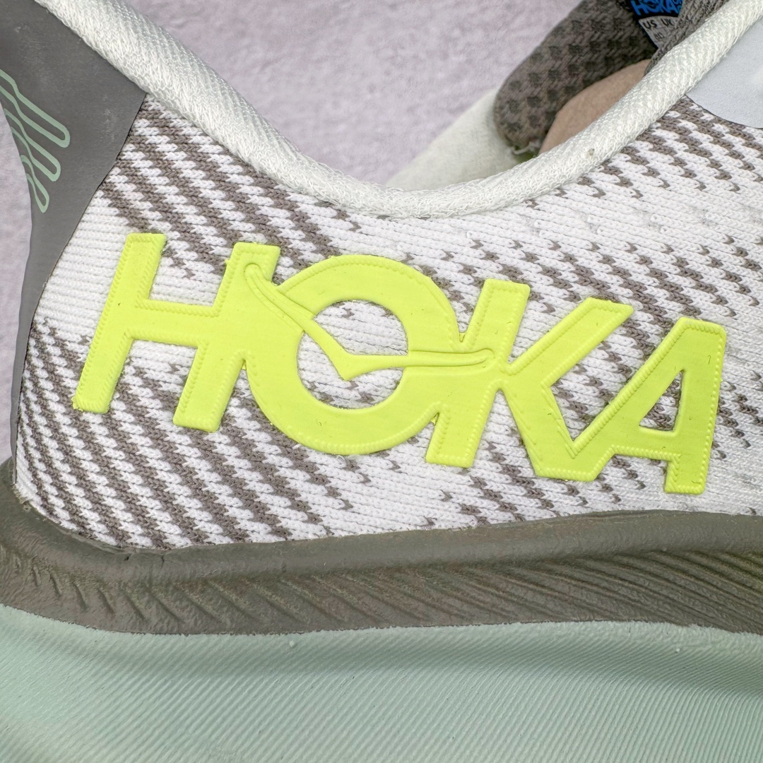 图片[15]-＃HK纯原 HOKA ONE ONE Clifton 克里夫顿9代专业性能减震公路跑步鞋 美国特供批次 轻盈透气的针织网面和纱线的使用让鞋面更挺拔 增强鞋面的强度和支撑性能 搭配柔软的鞋舌 让双脚在舒适包裹中跑的更加畅快 全新泡棉中底 柔软的同时增强回弹性能 为不同跑者提供更平稳流畅的脚感 带来全面的缓冲保护 根据人体工程学设计的延长拉襟 后跟处弹软的海绵填充舒适固定 避免掉跟和摩擦 相比上一代光滑的内衬 Clifton 9的内衬增强了摩擦力 避免双脚在鞋内滑动 尺码：36 36.5 37.5 38 38.5 39 40 40.5 41 42 42.5 43 44 44.5 45-选品中心