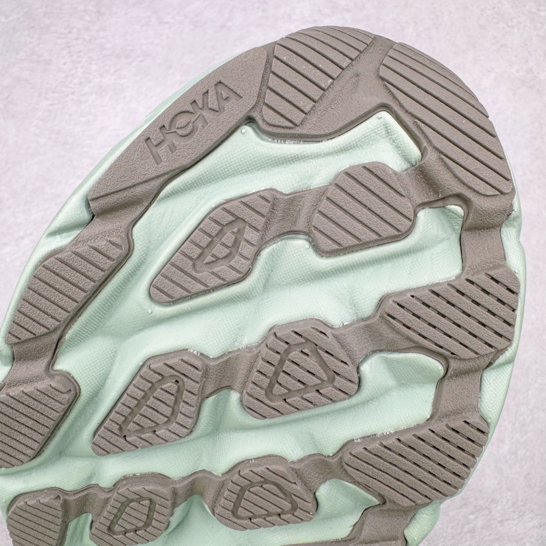图片[18]-＃HK纯原 HOKA ONE ONE Clifton 克里夫顿9代专业性能减震公路跑步鞋 美国特供批次 轻盈透气的针织网面和纱线的使用让鞋面更挺拔 增强鞋面的强度和支撑性能 搭配柔软的鞋舌 让双脚在舒适包裹中跑的更加畅快 全新泡棉中底 柔软的同时增强回弹性能 为不同跑者提供更平稳流畅的脚感 带来全面的缓冲保护 根据人体工程学设计的延长拉襟 后跟处弹软的海绵填充舒适固定 避免掉跟和摩擦 相比上一代光滑的内衬 Clifton 9的内衬增强了摩擦力 避免双脚在鞋内滑动 尺码：36 36.5 37.5 38 38.5 39 40 40.5 41 42 42.5 43 44 44.5 45-选品中心