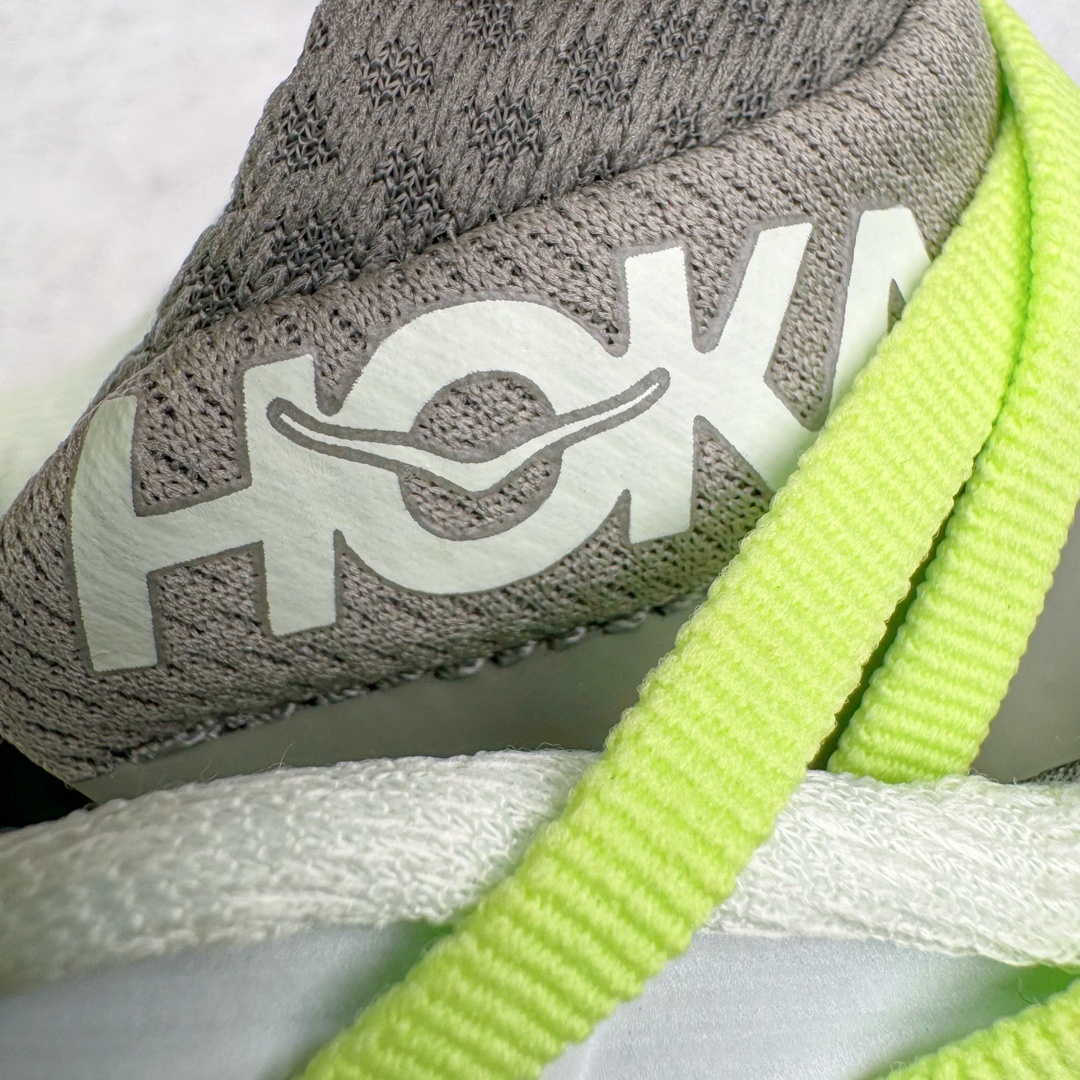 图片[12]-＃HK纯原 HOKA ONE ONE Clifton 克里夫顿9代专业性能减震公路跑步鞋 美国特供批次 轻盈透气的针织网面和纱线的使用让鞋面更挺拔 增强鞋面的强度和支撑性能 搭配柔软的鞋舌 让双脚在舒适包裹中跑的更加畅快 全新泡棉中底 柔软的同时增强回弹性能 为不同跑者提供更平稳流畅的脚感 带来全面的缓冲保护 根据人体工程学设计的延长拉襟 后跟处弹软的海绵填充舒适固定 避免掉跟和摩擦 相比上一代光滑的内衬 Clifton 9的内衬增强了摩擦力 避免双脚在鞋内滑动 尺码：36 36.5 37.5 38 38.5 39 40 40.5 41 42 42.5 43 44 44.5 45-选品中心