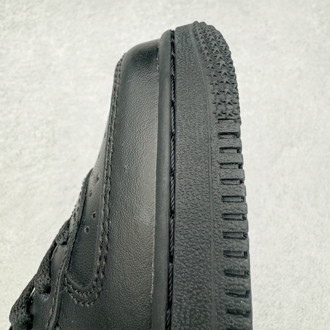 图片[18]-＃G版纯原 NK Air Force 1 Low \’07 空军一号低帮经典板鞋童鞋 中小童 纯黑 DH2925-001 同步官方2022全新版本 不规则波浪大底咬花 全鞋电脑针车 工整有序 视觉效果满分 原厂拉帮手法 标准四线 密度针距针孔大小控制到位 原装反口里网布海绵 正确卡色网眼大小 新版鞋撑改用纸团代替 原厂港宝加持完美还原灵魂版型 原盒原配从里到外百分百还原 原厂全头层原厂皮料 原标原盒 内置Sole气垫 中底白色背胶 中底划线 已经无限的接近公司 原厂楦头 原厂刺绣 后跟弧度修正 尺码同步官方：25 26 27.5 28 28.5 29.5 30 31 31.5 32 33 33.5 34 35-选品中心