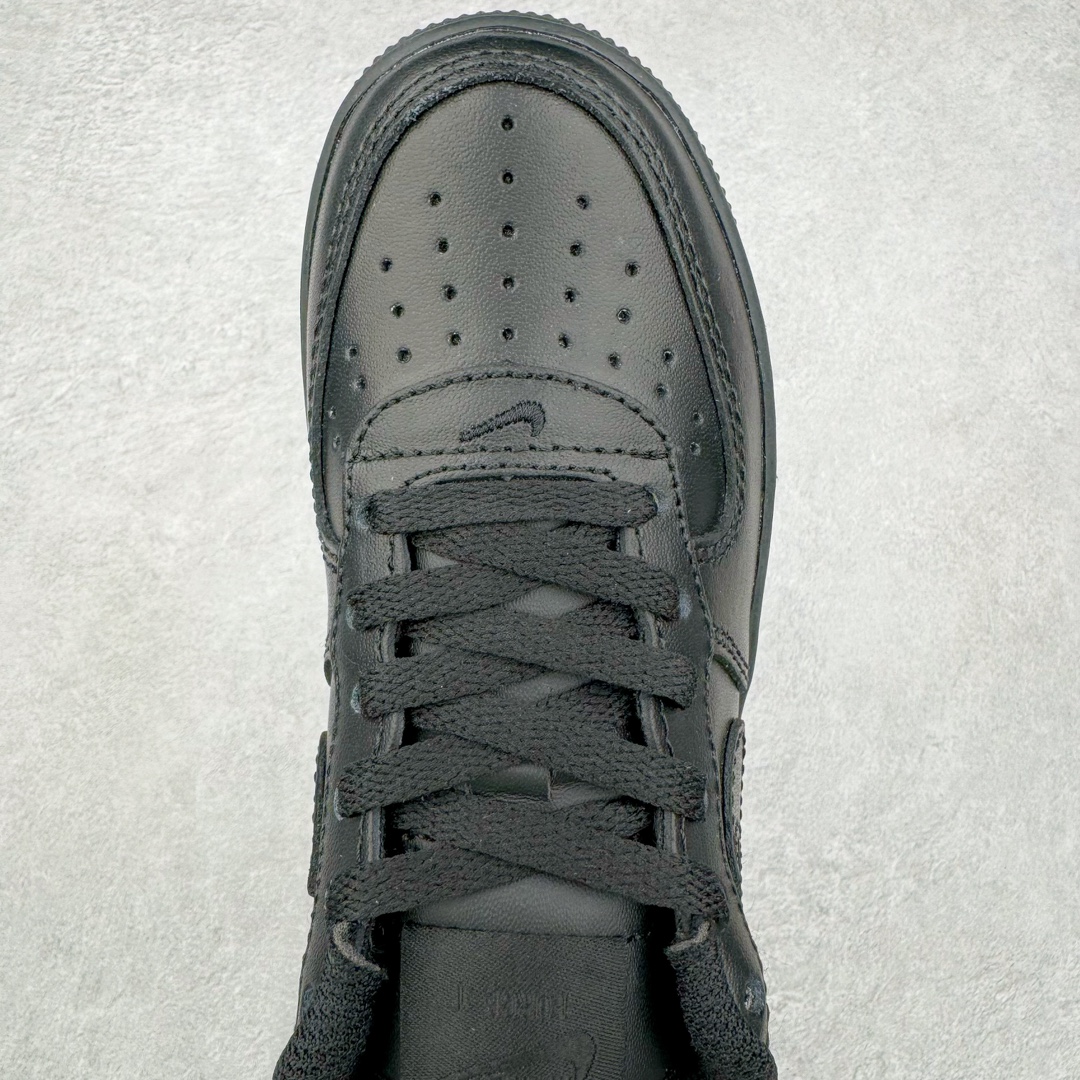 图片[4]-＃G版纯原 NK Air Force 1 Low \’07 空军一号低帮经典板鞋童鞋 中小童 纯黑 DH2925-001 同步官方2022全新版本 不规则波浪大底咬花 全鞋电脑针车 工整有序 视觉效果满分 原厂拉帮手法 标准四线 密度针距针孔大小控制到位 原装反口里网布海绵 正确卡色网眼大小 新版鞋撑改用纸团代替 原厂港宝加持完美还原灵魂版型 原盒原配从里到外百分百还原 原厂全头层原厂皮料 原标原盒 内置Sole气垫 中底白色背胶 中底划线 已经无限的接近公司 原厂楦头 原厂刺绣 后跟弧度修正 尺码同步官方：25 26 27.5 28 28.5 29.5 30 31 31.5 32 33 33.5 34 35-选品中心