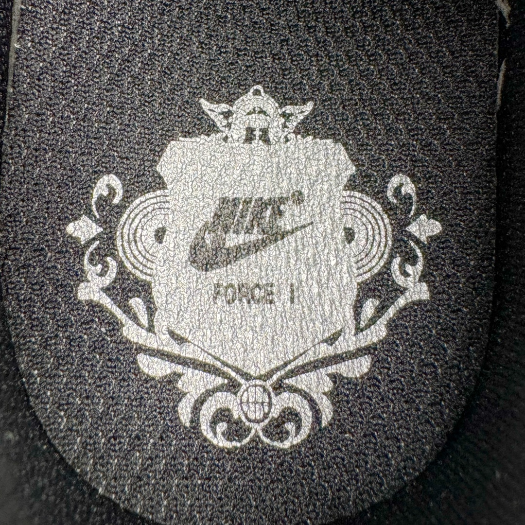 图片[13]-＃G版纯原 NK Air Force 1 Low \’07 空军一号低帮经典板鞋童鞋 中小童 纯黑 DH2925-001 同步官方2022全新版本 不规则波浪大底咬花 全鞋电脑针车 工整有序 视觉效果满分 原厂拉帮手法 标准四线 密度针距针孔大小控制到位 原装反口里网布海绵 正确卡色网眼大小 新版鞋撑改用纸团代替 原厂港宝加持完美还原灵魂版型 原盒原配从里到外百分百还原 原厂全头层原厂皮料 原标原盒 内置Sole气垫 中底白色背胶 中底划线 已经无限的接近公司 原厂楦头 原厂刺绣 后跟弧度修正 尺码同步官方：25 26 27.5 28 28.5 29.5 30 31 31.5 32 33 33.5 34 35-选品中心