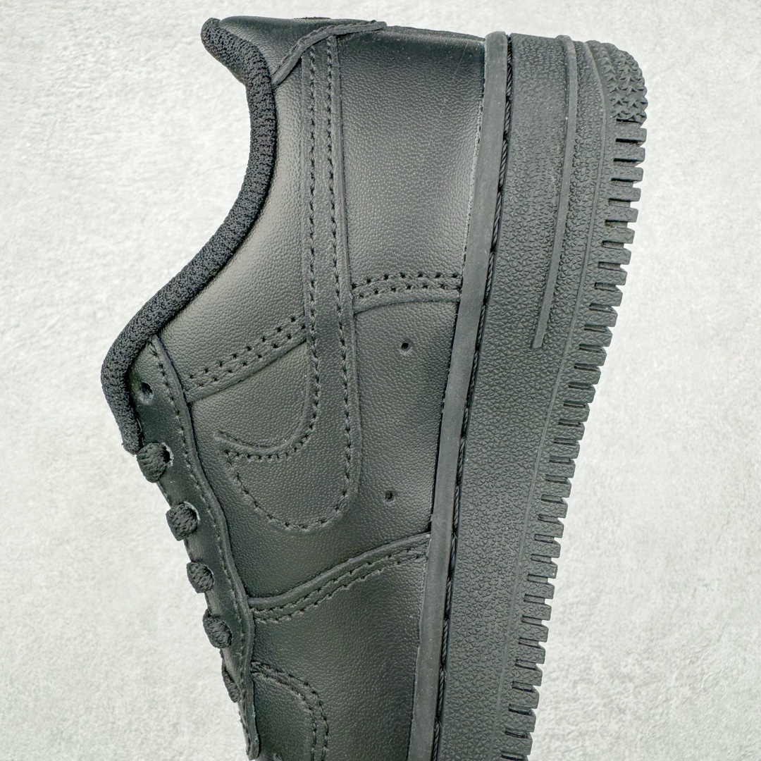 图片[7]-＃G版纯原 NK Air Force 1 Low \’07 空军一号低帮经典板鞋童鞋 中小童 纯黑 DH2925-001 同步官方2022全新版本 不规则波浪大底咬花 全鞋电脑针车 工整有序 视觉效果满分 原厂拉帮手法 标准四线 密度针距针孔大小控制到位 原装反口里网布海绵 正确卡色网眼大小 新版鞋撑改用纸团代替 原厂港宝加持完美还原灵魂版型 原盒原配从里到外百分百还原 原厂全头层原厂皮料 原标原盒 内置Sole气垫 中底白色背胶 中底划线 已经无限的接近公司 原厂楦头 原厂刺绣 后跟弧度修正 尺码同步官方：25 26 27.5 28 28.5 29.5 30 31 31.5 32 33 33.5 34 35-选品中心