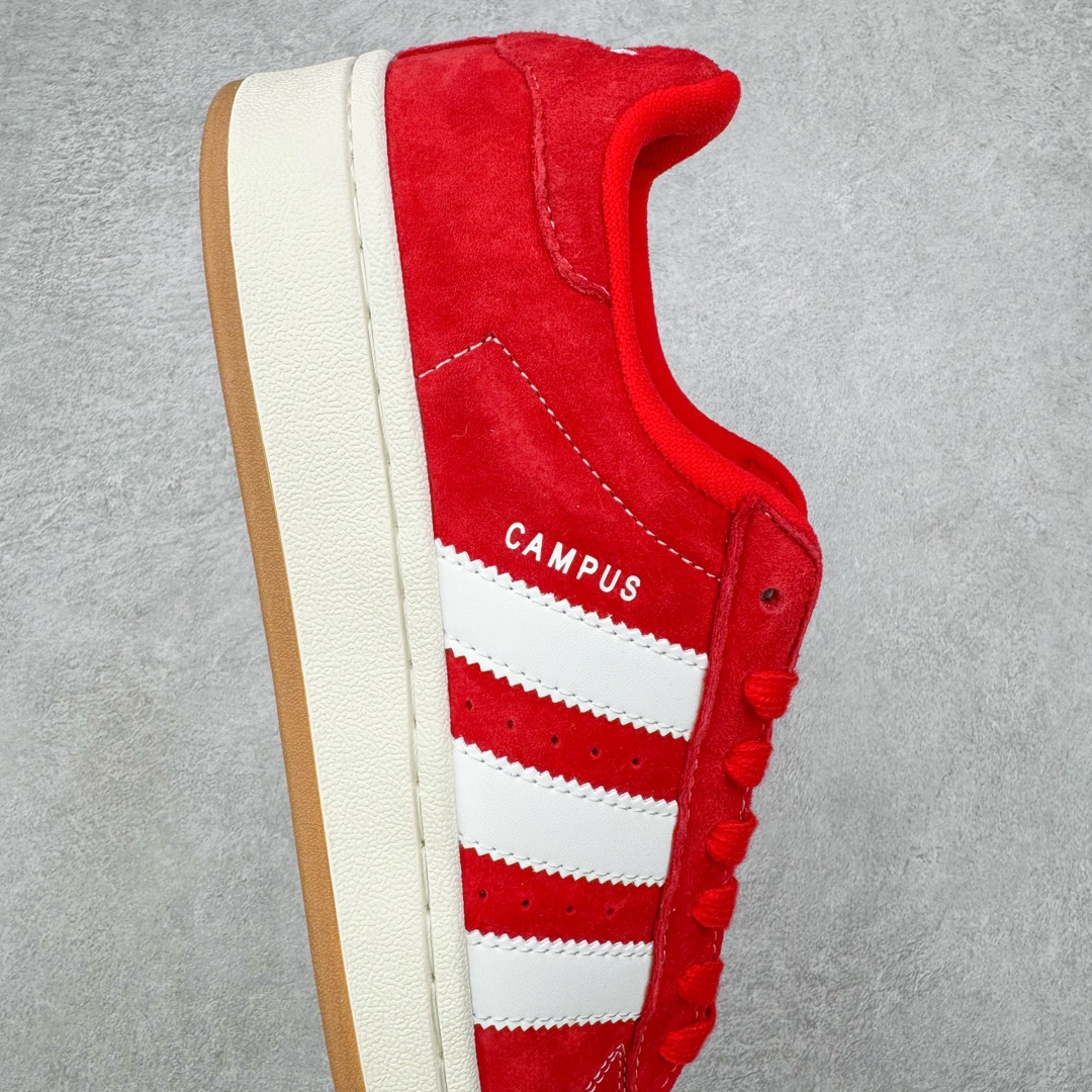 图片[6]-＃福利特价 AD Originals Campus 00s 学院系列面包风经典复古低帮百搭休闲运动板鞋 HO3474 这次 Originals 选择了以经典复古鞋型 Campus 为蓝本打造全新面包鞋 这款鞋型联名不断 冠希当年对它更是钟爱有加 论牌面丝毫不输贝壳头、Forum 等大热鞋型 这次 Campus 一改 80 年代的瘦长造型 鞋舌、鞋身、鞋底甚至细节都变大了 营造出千禧年前后流行的面包鞋宽大廓形 因此鞋名改为 Campus 00s 鞋身采用绒面皮料搭配白色常规皮革 质感上还是延续了经典 Campus 的设计 鞋舌填充更加饱满 让鞋款整体看起来更加圆润 搭配上这款浅蓝配色 「蓝胖子」造型真的很可爱 鞋舌还加入了与以往 Campus 不同的全新三叶草 Logo 令造型更具千禧气息 鞋带也采用了加宽的设计 如果你不喜欢 这次还附送了传统鞋带可以替换 鞋底采用了米黄做旧设计 凸显鞋款的复古年代感 除了清新可人的浅蓝配色 还有一款酷灰配色 造型更加硬朗复古 而且相比浅蓝配色更加耐脏 尺码：36 36⅔ 37⅓ 38 38⅔ 39⅓ 40 40⅔ 41⅓ 42 42⅔ 43⅓ 44 45-选品中心