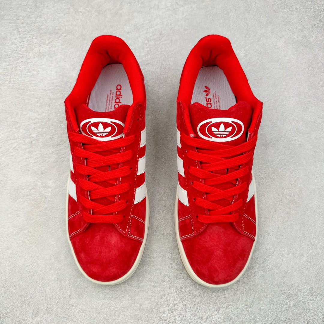 图片[2]-＃福利特价 AD Originals Campus 00s 学院系列面包风经典复古低帮百搭休闲运动板鞋 HO3474 这次 Originals 选择了以经典复古鞋型 Campus 为蓝本打造全新面包鞋 这款鞋型联名不断 冠希当年对它更是钟爱有加 论牌面丝毫不输贝壳头、Forum 等大热鞋型 这次 Campus 一改 80 年代的瘦长造型 鞋舌、鞋身、鞋底甚至细节都变大了 营造出千禧年前后流行的面包鞋宽大廓形 因此鞋名改为 Campus 00s 鞋身采用绒面皮料搭配白色常规皮革 质感上还是延续了经典 Campus 的设计 鞋舌填充更加饱满 让鞋款整体看起来更加圆润 搭配上这款浅蓝配色 「蓝胖子」造型真的很可爱 鞋舌还加入了与以往 Campus 不同的全新三叶草 Logo 令造型更具千禧气息 鞋带也采用了加宽的设计 如果你不喜欢 这次还附送了传统鞋带可以替换 鞋底采用了米黄做旧设计 凸显鞋款的复古年代感 除了清新可人的浅蓝配色 还有一款酷灰配色 造型更加硬朗复古 而且相比浅蓝配色更加耐脏 尺码：36 36⅔ 37⅓ 38 38⅔ 39⅓ 40 40⅔ 41⅓ 42 42⅔ 43⅓ 44 45-选品中心