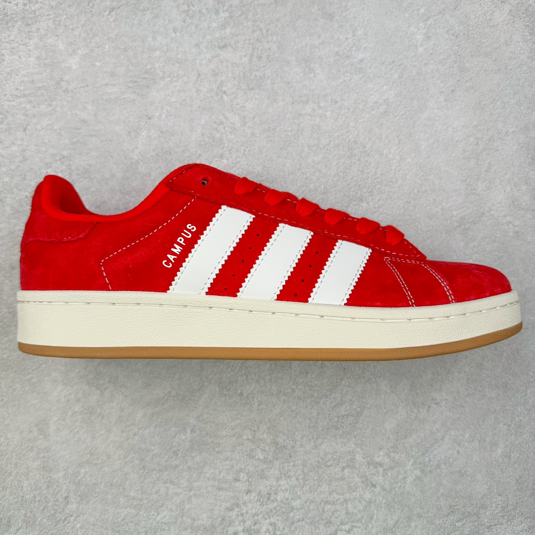 ＃福利特价 AD Originals Campus 00s 学院系列面包风经典复古低帮百搭休闲运动板鞋 HO3474 这次 Originals 选择了以经典复古鞋型 Campus 为蓝本打造全新面包鞋 这款鞋型联名不断 冠希当年对它更是钟爱有加 论牌面丝毫不输贝壳头、Forum 等大热鞋型 这次 Campus 一改 80 年代的瘦长造型 鞋舌、鞋身、鞋底甚至细节都变大了 营造出千禧年前后流行的面包鞋宽大廓形 因此鞋名改为 Campus 00s 鞋身采用绒面皮料搭配白色常规皮革 质感上还是延续了经典 Campus 的设计 鞋舌填充更加饱满 让鞋款整体看起来更加圆润 搭配上这款浅蓝配色 「蓝胖子」造型真的很可爱 鞋舌还加入了与以往 Campus 不同的全新三叶草 Logo 令造型更具千禧气息 鞋带也采用了加宽的设计 如果你不喜欢 这次还附送了传统鞋带可以替换 鞋底采用了米黄做旧设计 凸显鞋款的复古年代感 除了清新可人的浅蓝配色 还有一款酷灰配色 造型更加硬朗复古 而且相比浅蓝配色更加耐脏 尺码：36 36⅔ 37⅓ 38 38⅔ 39⅓ 40 40⅔ 41⅓ 42 42⅔ 43⅓ 44 45-选品中心