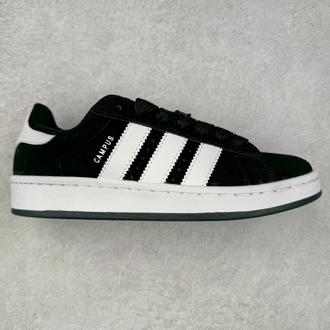 ＃福利特价 AD Originals Campus 00s 学院系列面包风经典复古低帮百搭休闲运动板鞋 GY9475 这次 Originals 选择了以经典复古鞋型 Campus 为蓝本打造全新面包鞋 这款鞋型联名不断 冠希当年对它更是钟爱有加 论牌面丝毫不输贝壳头、Forum 等大热鞋型 这次 Campus 一改 80 年代的瘦长造型 鞋舌、鞋身、鞋底甚至细节都变大了 营造出千禧年前后流行的面包鞋宽大廓形 因此鞋名改为 Campus 00s 鞋身采用绒面皮料搭配白色常规皮革 质感上还是延续了经典 Campus 的设计 鞋舌填充更加饱满 让鞋款整体看起来更加圆润 搭配上这款浅蓝配色 「蓝胖子」造型真的很可爱 鞋舌还加入了与以往 Campus 不同的全新三叶草 Logo 令造型更具千禧气息 鞋带也采用了加宽的设计 如果你不喜欢 这次还附送了传统鞋带可以替换 鞋底采用了米黄做旧设计 凸显鞋款的复古年代感 除了清新可人的浅蓝配色 还有一款酷灰配色 造型更加硬朗复古 而且相比浅蓝配色更加耐脏 尺码：36 36⅔ 37⅓ 38 38⅔ 39⅓ 40 40⅔ 41⅓ 42 42⅔ 43⅓ 44 45-选品中心