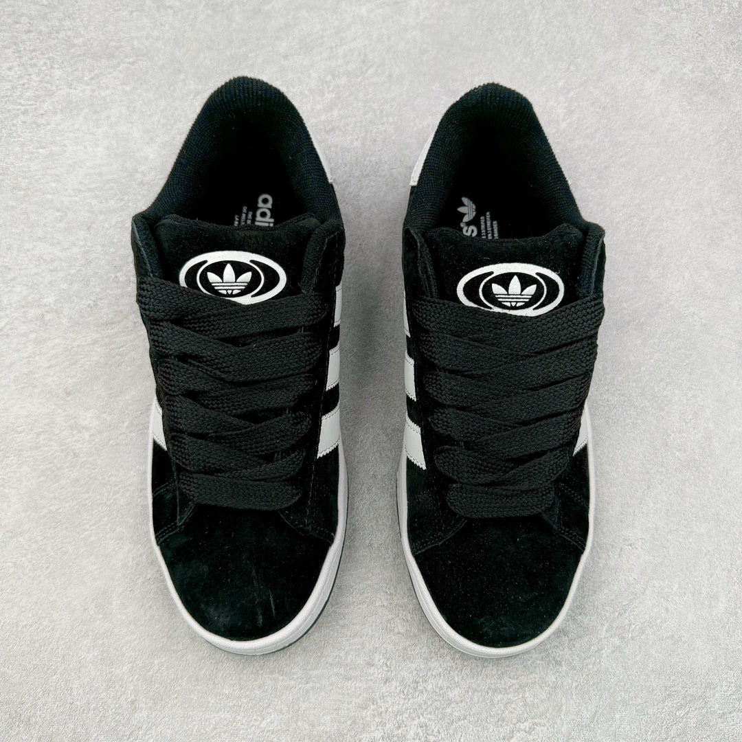 图片[3]-＃福利特价 AD Originals Campus 00s 学院系列面包风经典复古低帮百搭休闲运动板鞋 GY9475 这次 Originals 选择了以经典复古鞋型 Campus 为蓝本打造全新面包鞋 这款鞋型联名不断 冠希当年对它更是钟爱有加 论牌面丝毫不输贝壳头、Forum 等大热鞋型 这次 Campus 一改 80 年代的瘦长造型 鞋舌、鞋身、鞋底甚至细节都变大了 营造出千禧年前后流行的面包鞋宽大廓形 因此鞋名改为 Campus 00s 鞋身采用绒面皮料搭配白色常规皮革 质感上还是延续了经典 Campus 的设计 鞋舌填充更加饱满 让鞋款整体看起来更加圆润 搭配上这款浅蓝配色 「蓝胖子」造型真的很可爱 鞋舌还加入了与以往 Campus 不同的全新三叶草 Logo 令造型更具千禧气息 鞋带也采用了加宽的设计 如果你不喜欢 这次还附送了传统鞋带可以替换 鞋底采用了米黄做旧设计 凸显鞋款的复古年代感 除了清新可人的浅蓝配色 还有一款酷灰配色 造型更加硬朗复古 而且相比浅蓝配色更加耐脏 尺码：36 36⅔ 37⅓ 38 38⅔ 39⅓ 40 40⅔ 41⅓ 42 42⅔ 43⅓ 44 45-选品中心