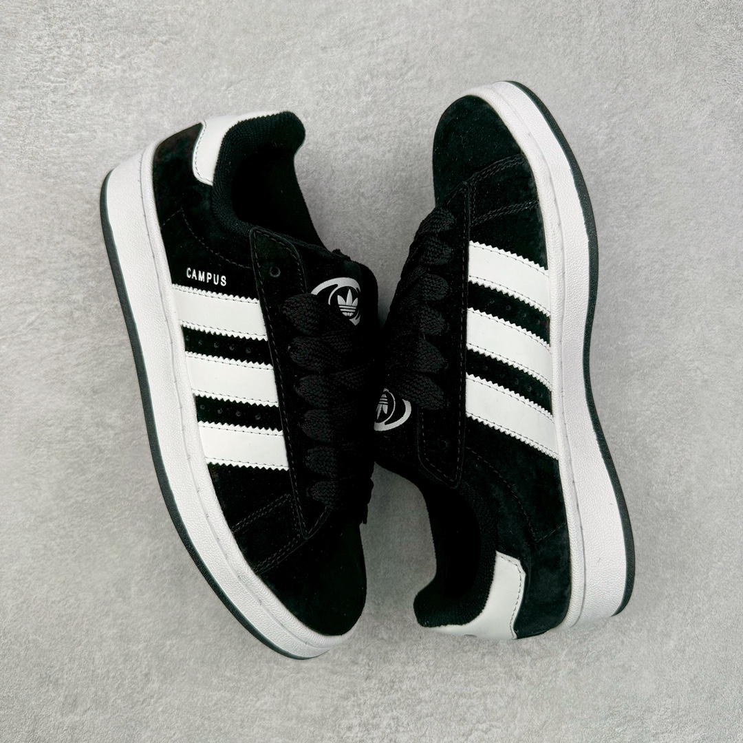 图片[2]-＃福利特价 AD Originals Campus 00s 学院系列面包风经典复古低帮百搭休闲运动板鞋 GY9475 这次 Originals 选择了以经典复古鞋型 Campus 为蓝本打造全新面包鞋 这款鞋型联名不断 冠希当年对它更是钟爱有加 论牌面丝毫不输贝壳头、Forum 等大热鞋型 这次 Campus 一改 80 年代的瘦长造型 鞋舌、鞋身、鞋底甚至细节都变大了 营造出千禧年前后流行的面包鞋宽大廓形 因此鞋名改为 Campus 00s 鞋身采用绒面皮料搭配白色常规皮革 质感上还是延续了经典 Campus 的设计 鞋舌填充更加饱满 让鞋款整体看起来更加圆润 搭配上这款浅蓝配色 「蓝胖子」造型真的很可爱 鞋舌还加入了与以往 Campus 不同的全新三叶草 Logo 令造型更具千禧气息 鞋带也采用了加宽的设计 如果你不喜欢 这次还附送了传统鞋带可以替换 鞋底采用了米黄做旧设计 凸显鞋款的复古年代感 除了清新可人的浅蓝配色 还有一款酷灰配色 造型更加硬朗复古 而且相比浅蓝配色更加耐脏 尺码：36 36⅔ 37⅓ 38 38⅔ 39⅓ 40 40⅔ 41⅓ 42 42⅔ 43⅓ 44 45-选品中心