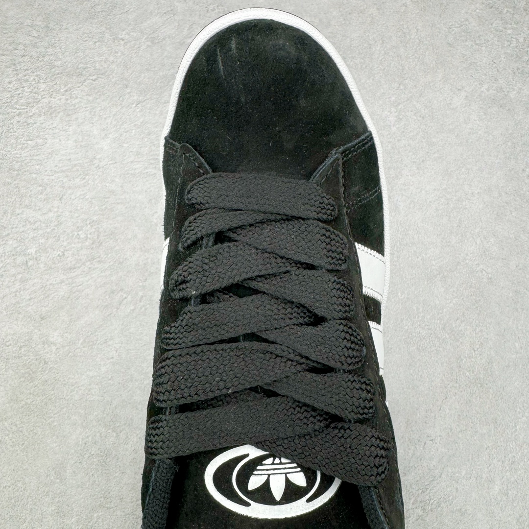 图片[4]-＃福利特价 AD Originals Campus 00s 学院系列面包风经典复古低帮百搭休闲运动板鞋 GY9475 这次 Originals 选择了以经典复古鞋型 Campus 为蓝本打造全新面包鞋 这款鞋型联名不断 冠希当年对它更是钟爱有加 论牌面丝毫不输贝壳头、Forum 等大热鞋型 这次 Campus 一改 80 年代的瘦长造型 鞋舌、鞋身、鞋底甚至细节都变大了 营造出千禧年前后流行的面包鞋宽大廓形 因此鞋名改为 Campus 00s 鞋身采用绒面皮料搭配白色常规皮革 质感上还是延续了经典 Campus 的设计 鞋舌填充更加饱满 让鞋款整体看起来更加圆润 搭配上这款浅蓝配色 「蓝胖子」造型真的很可爱 鞋舌还加入了与以往 Campus 不同的全新三叶草 Logo 令造型更具千禧气息 鞋带也采用了加宽的设计 如果你不喜欢 这次还附送了传统鞋带可以替换 鞋底采用了米黄做旧设计 凸显鞋款的复古年代感 除了清新可人的浅蓝配色 还有一款酷灰配色 造型更加硬朗复古 而且相比浅蓝配色更加耐脏 尺码：36 36⅔ 37⅓ 38 38⅔ 39⅓ 40 40⅔ 41⅓ 42 42⅔ 43⅓ 44 45-选品中心