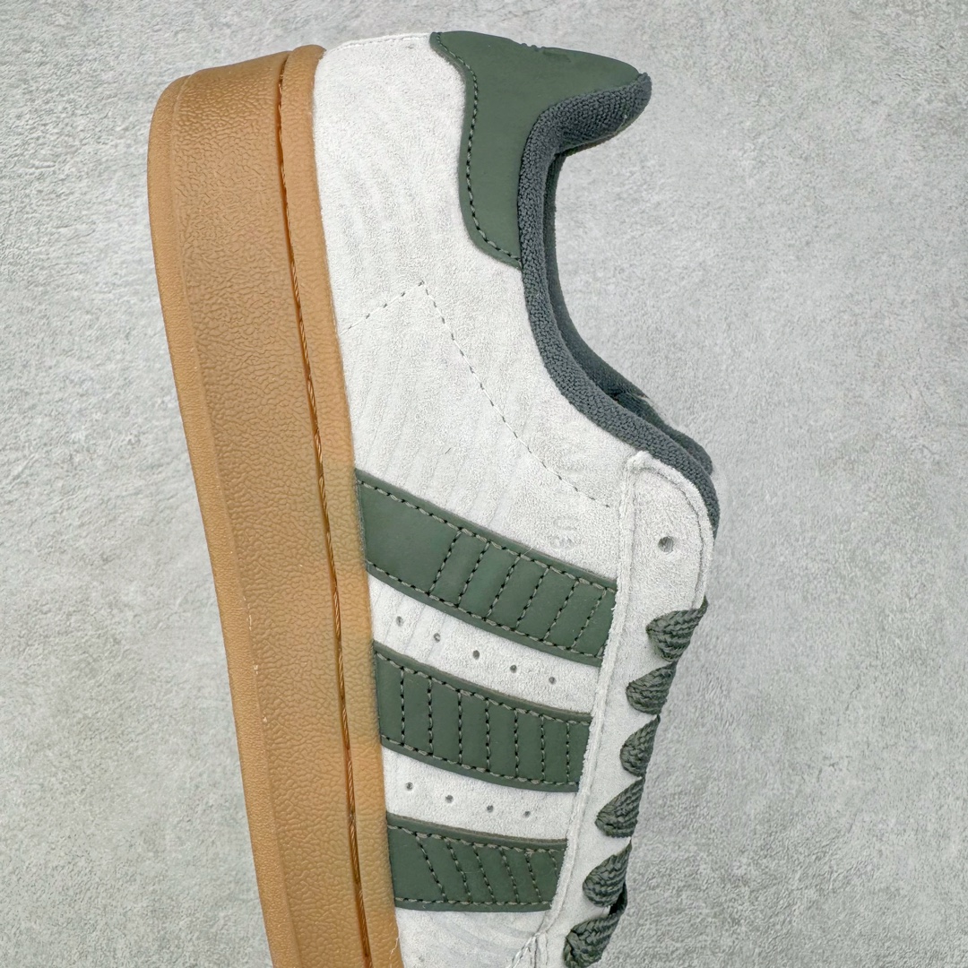 图片[6]-AD Originals Campus 00s 学院系列面包风经典复古低帮百搭休闲运动板鞋 IF4336 这次 Originals 选择了以经典复古鞋型 Campus 为蓝本打造全新面包鞋 这款鞋型联名不断 冠希当年对它更是钟爱有加 论牌面丝毫不输贝壳头、Forum 等大热鞋型 这次 Campus 一改 80 年代的瘦长造型 鞋舌、鞋身、鞋底甚至细节都变大了 营造出千禧年前后流行的面包鞋宽大廓形 因此鞋名改为 Campus 00s 鞋身采用绒面皮料搭配白色常规皮革 质感上还是延续了经典 Campus 的设计 鞋舌填充更加饱满 让鞋款整体看起来更加圆润 搭配上这款浅蓝配色 「蓝胖子」造型真的很可爱 鞋舌还加入了与以往 Campus 不同的全新三叶草 Logo 令造型更具千禧气息 鞋带也采用了加宽的设计 如果你不喜欢 这次还附送了传统鞋带可以替换 鞋底采用了米黄做旧设计 凸显鞋款的复古年代感 除了清新可人的浅蓝配色 还有一款酷灰配色 造型更加硬朗复古 而且相比浅蓝配色更加耐脏 尺码：36 36⅔ 37⅓ 38 38⅔ 39⅓ 40 40⅔ 41⅓ 42 42⅔ 43⅓ 44 45-选品中心