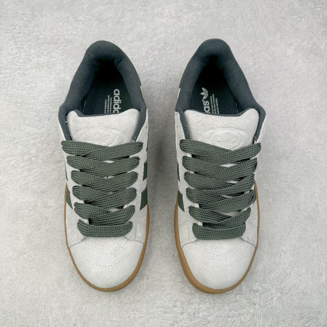 图片[2]-AD Originals Campus 00s 学院系列面包风经典复古低帮百搭休闲运动板鞋 IF4336 这次 Originals 选择了以经典复古鞋型 Campus 为蓝本打造全新面包鞋 这款鞋型联名不断 冠希当年对它更是钟爱有加 论牌面丝毫不输贝壳头、Forum 等大热鞋型 这次 Campus 一改 80 年代的瘦长造型 鞋舌、鞋身、鞋底甚至细节都变大了 营造出千禧年前后流行的面包鞋宽大廓形 因此鞋名改为 Campus 00s 鞋身采用绒面皮料搭配白色常规皮革 质感上还是延续了经典 Campus 的设计 鞋舌填充更加饱满 让鞋款整体看起来更加圆润 搭配上这款浅蓝配色 「蓝胖子」造型真的很可爱 鞋舌还加入了与以往 Campus 不同的全新三叶草 Logo 令造型更具千禧气息 鞋带也采用了加宽的设计 如果你不喜欢 这次还附送了传统鞋带可以替换 鞋底采用了米黄做旧设计 凸显鞋款的复古年代感 除了清新可人的浅蓝配色 还有一款酷灰配色 造型更加硬朗复古 而且相比浅蓝配色更加耐脏 尺码：36 36⅔ 37⅓ 38 38⅔ 39⅓ 40 40⅔ 41⅓ 42 42⅔ 43⅓ 44 45-选品中心