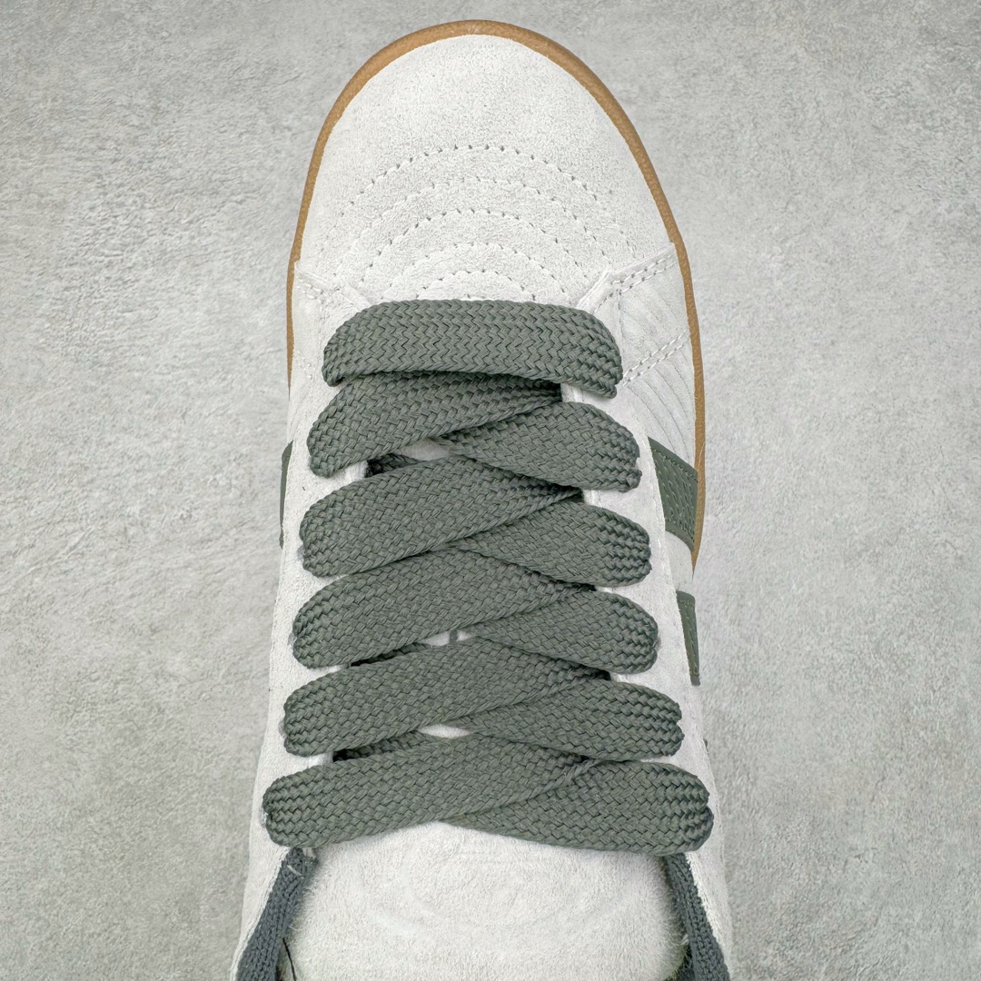 图片[4]-AD Originals Campus 00s 学院系列面包风经典复古低帮百搭休闲运动板鞋 IF4336 这次 Originals 选择了以经典复古鞋型 Campus 为蓝本打造全新面包鞋 这款鞋型联名不断 冠希当年对它更是钟爱有加 论牌面丝毫不输贝壳头、Forum 等大热鞋型 这次 Campus 一改 80 年代的瘦长造型 鞋舌、鞋身、鞋底甚至细节都变大了 营造出千禧年前后流行的面包鞋宽大廓形 因此鞋名改为 Campus 00s 鞋身采用绒面皮料搭配白色常规皮革 质感上还是延续了经典 Campus 的设计 鞋舌填充更加饱满 让鞋款整体看起来更加圆润 搭配上这款浅蓝配色 「蓝胖子」造型真的很可爱 鞋舌还加入了与以往 Campus 不同的全新三叶草 Logo 令造型更具千禧气息 鞋带也采用了加宽的设计 如果你不喜欢 这次还附送了传统鞋带可以替换 鞋底采用了米黄做旧设计 凸显鞋款的复古年代感 除了清新可人的浅蓝配色 还有一款酷灰配色 造型更加硬朗复古 而且相比浅蓝配色更加耐脏 尺码：36 36⅔ 37⅓ 38 38⅔ 39⅓ 40 40⅔ 41⅓ 42 42⅔ 43⅓ 44 45-选品中心