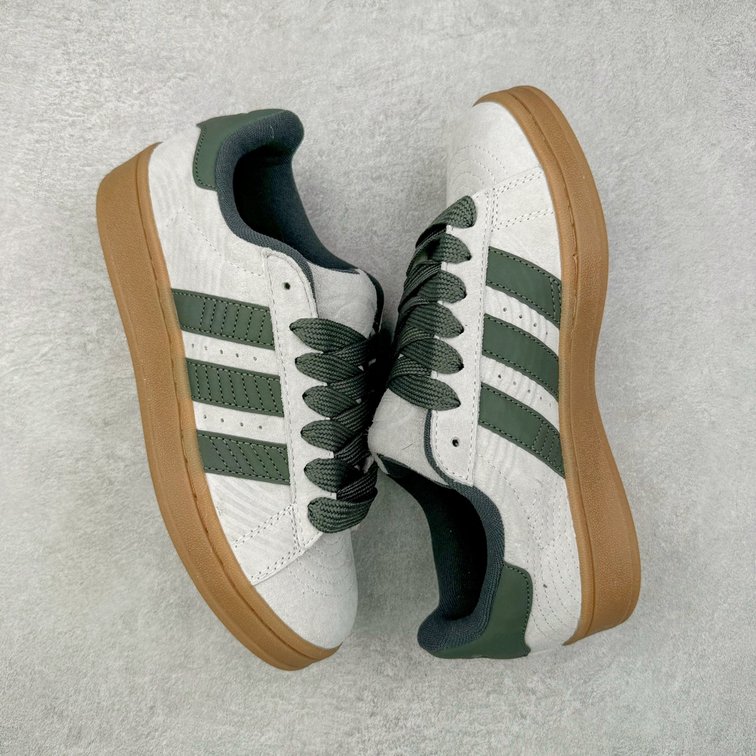 图片[3]-AD Originals Campus 00s 学院系列面包风经典复古低帮百搭休闲运动板鞋 IF4336 这次 Originals 选择了以经典复古鞋型 Campus 为蓝本打造全新面包鞋 这款鞋型联名不断 冠希当年对它更是钟爱有加 论牌面丝毫不输贝壳头、Forum 等大热鞋型 这次 Campus 一改 80 年代的瘦长造型 鞋舌、鞋身、鞋底甚至细节都变大了 营造出千禧年前后流行的面包鞋宽大廓形 因此鞋名改为 Campus 00s 鞋身采用绒面皮料搭配白色常规皮革 质感上还是延续了经典 Campus 的设计 鞋舌填充更加饱满 让鞋款整体看起来更加圆润 搭配上这款浅蓝配色 「蓝胖子」造型真的很可爱 鞋舌还加入了与以往 Campus 不同的全新三叶草 Logo 令造型更具千禧气息 鞋带也采用了加宽的设计 如果你不喜欢 这次还附送了传统鞋带可以替换 鞋底采用了米黄做旧设计 凸显鞋款的复古年代感 除了清新可人的浅蓝配色 还有一款酷灰配色 造型更加硬朗复古 而且相比浅蓝配色更加耐脏 尺码：36 36⅔ 37⅓ 38 38⅔ 39⅓ 40 40⅔ 41⅓ 42 42⅔ 43⅓ 44 45-选品中心