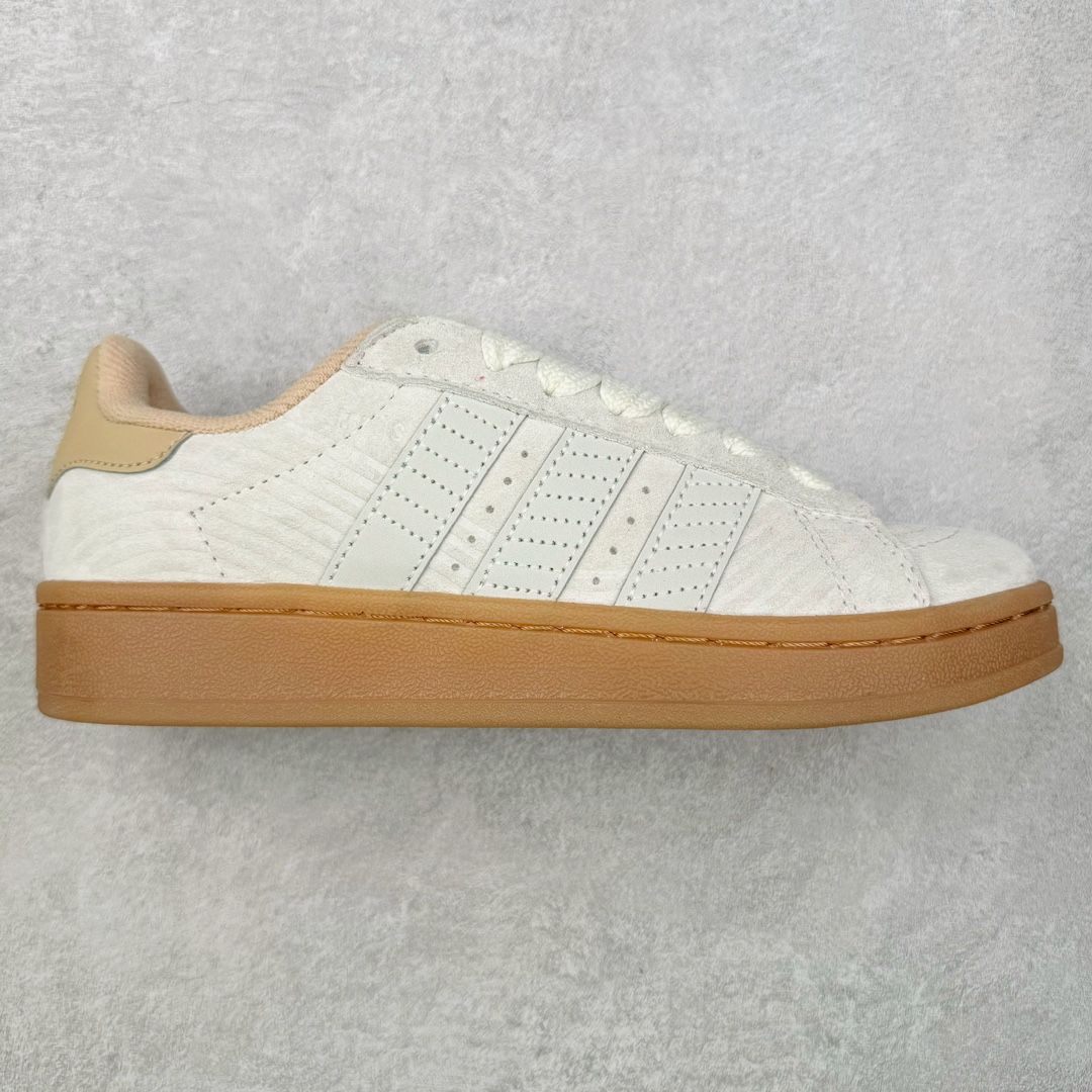 AD Originals Campus 00s 学院系列面包风经典复古低帮百搭休闲运动板鞋 IF4334 这次 Originals 选择了以经典复古鞋型 Campus 为蓝本打造全新面包鞋 这款鞋型联名不断 冠希当年对它更是钟爱有加 论牌面丝毫不输贝壳头、Forum 等大热鞋型 这次 Campus 一改 80 年代的瘦长造型 鞋舌、鞋身、鞋底甚至细节都变大了 营造出千禧年前后流行的面包鞋宽大廓形 因此鞋名改为 Campus 00s 鞋身采用绒面皮料搭配白色常规皮革 质感上还是延续了经典 Campus 的设计 鞋舌填充更加饱满 让鞋款整体看起来更加圆润 搭配上这款浅蓝配色 「蓝胖子」造型真的很可爱 鞋舌还加入了与以往 Campus 不同的全新三叶草 Logo 令造型更具千禧气息 鞋带也采用了加宽的设计 如果你不喜欢 这次还附送了传统鞋带可以替换 鞋底采用了米黄做旧设计 凸显鞋款的复古年代感 除了清新可人的浅蓝配色 还有一款酷灰配色 造型更加硬朗复古 而且相比浅蓝配色更加耐脏 尺码：36 36⅔ 37⅓ 38 38⅔ 39⅓ 40 40⅔ 41⅓ 42 42⅔ 43⅓ 44 45-选品中心