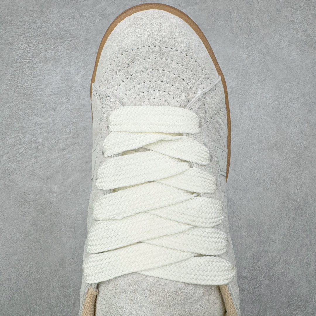 图片[4]-AD Originals Campus 00s 学院系列面包风经典复古低帮百搭休闲运动板鞋 IF4334 这次 Originals 选择了以经典复古鞋型 Campus 为蓝本打造全新面包鞋 这款鞋型联名不断 冠希当年对它更是钟爱有加 论牌面丝毫不输贝壳头、Forum 等大热鞋型 这次 Campus 一改 80 年代的瘦长造型 鞋舌、鞋身、鞋底甚至细节都变大了 营造出千禧年前后流行的面包鞋宽大廓形 因此鞋名改为 Campus 00s 鞋身采用绒面皮料搭配白色常规皮革 质感上还是延续了经典 Campus 的设计 鞋舌填充更加饱满 让鞋款整体看起来更加圆润 搭配上这款浅蓝配色 「蓝胖子」造型真的很可爱 鞋舌还加入了与以往 Campus 不同的全新三叶草 Logo 令造型更具千禧气息 鞋带也采用了加宽的设计 如果你不喜欢 这次还附送了传统鞋带可以替换 鞋底采用了米黄做旧设计 凸显鞋款的复古年代感 除了清新可人的浅蓝配色 还有一款酷灰配色 造型更加硬朗复古 而且相比浅蓝配色更加耐脏 尺码：36 36⅔ 37⅓ 38 38⅔ 39⅓ 40 40⅔ 41⅓ 42 42⅔ 43⅓ 44 45-选品中心