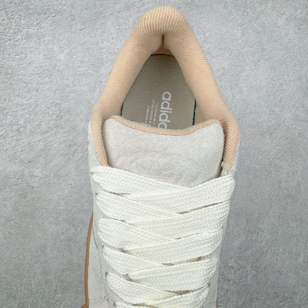 图片[5]-AD Originals Campus 00s 学院系列面包风经典复古低帮百搭休闲运动板鞋 IF4334 这次 Originals 选择了以经典复古鞋型 Campus 为蓝本打造全新面包鞋 这款鞋型联名不断 冠希当年对它更是钟爱有加 论牌面丝毫不输贝壳头、Forum 等大热鞋型 这次 Campus 一改 80 年代的瘦长造型 鞋舌、鞋身、鞋底甚至细节都变大了 营造出千禧年前后流行的面包鞋宽大廓形 因此鞋名改为 Campus 00s 鞋身采用绒面皮料搭配白色常规皮革 质感上还是延续了经典 Campus 的设计 鞋舌填充更加饱满 让鞋款整体看起来更加圆润 搭配上这款浅蓝配色 「蓝胖子」造型真的很可爱 鞋舌还加入了与以往 Campus 不同的全新三叶草 Logo 令造型更具千禧气息 鞋带也采用了加宽的设计 如果你不喜欢 这次还附送了传统鞋带可以替换 鞋底采用了米黄做旧设计 凸显鞋款的复古年代感 除了清新可人的浅蓝配色 还有一款酷灰配色 造型更加硬朗复古 而且相比浅蓝配色更加耐脏 尺码：36 36⅔ 37⅓ 38 38⅔ 39⅓ 40 40⅔ 41⅓ 42 42⅔ 43⅓ 44 45-选品中心