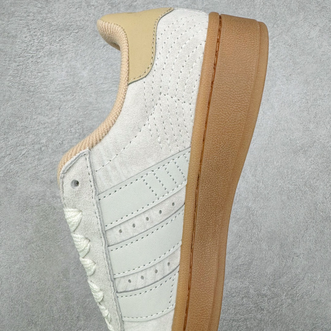 图片[7]-AD Originals Campus 00s 学院系列面包风经典复古低帮百搭休闲运动板鞋 IF4334 这次 Originals 选择了以经典复古鞋型 Campus 为蓝本打造全新面包鞋 这款鞋型联名不断 冠希当年对它更是钟爱有加 论牌面丝毫不输贝壳头、Forum 等大热鞋型 这次 Campus 一改 80 年代的瘦长造型 鞋舌、鞋身、鞋底甚至细节都变大了 营造出千禧年前后流行的面包鞋宽大廓形 因此鞋名改为 Campus 00s 鞋身采用绒面皮料搭配白色常规皮革 质感上还是延续了经典 Campus 的设计 鞋舌填充更加饱满 让鞋款整体看起来更加圆润 搭配上这款浅蓝配色 「蓝胖子」造型真的很可爱 鞋舌还加入了与以往 Campus 不同的全新三叶草 Logo 令造型更具千禧气息 鞋带也采用了加宽的设计 如果你不喜欢 这次还附送了传统鞋带可以替换 鞋底采用了米黄做旧设计 凸显鞋款的复古年代感 除了清新可人的浅蓝配色 还有一款酷灰配色 造型更加硬朗复古 而且相比浅蓝配色更加耐脏 尺码：36 36⅔ 37⅓ 38 38⅔ 39⅓ 40 40⅔ 41⅓ 42 42⅔ 43⅓ 44 45-选品中心