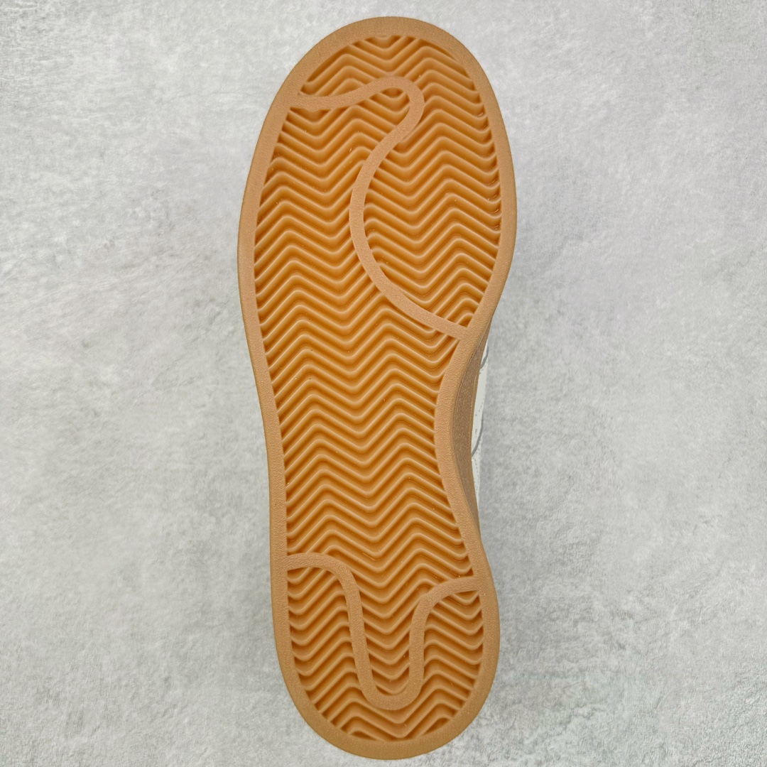 图片[9]-AD Originals Campus 00s 学院系列面包风经典复古低帮百搭休闲运动板鞋 IF4334 这次 Originals 选择了以经典复古鞋型 Campus 为蓝本打造全新面包鞋 这款鞋型联名不断 冠希当年对它更是钟爱有加 论牌面丝毫不输贝壳头、Forum 等大热鞋型 这次 Campus 一改 80 年代的瘦长造型 鞋舌、鞋身、鞋底甚至细节都变大了 营造出千禧年前后流行的面包鞋宽大廓形 因此鞋名改为 Campus 00s 鞋身采用绒面皮料搭配白色常规皮革 质感上还是延续了经典 Campus 的设计 鞋舌填充更加饱满 让鞋款整体看起来更加圆润 搭配上这款浅蓝配色 「蓝胖子」造型真的很可爱 鞋舌还加入了与以往 Campus 不同的全新三叶草 Logo 令造型更具千禧气息 鞋带也采用了加宽的设计 如果你不喜欢 这次还附送了传统鞋带可以替换 鞋底采用了米黄做旧设计 凸显鞋款的复古年代感 除了清新可人的浅蓝配色 还有一款酷灰配色 造型更加硬朗复古 而且相比浅蓝配色更加耐脏 尺码：36 36⅔ 37⅓ 38 38⅔ 39⅓ 40 40⅔ 41⅓ 42 42⅔ 43⅓ 44 45-选品中心