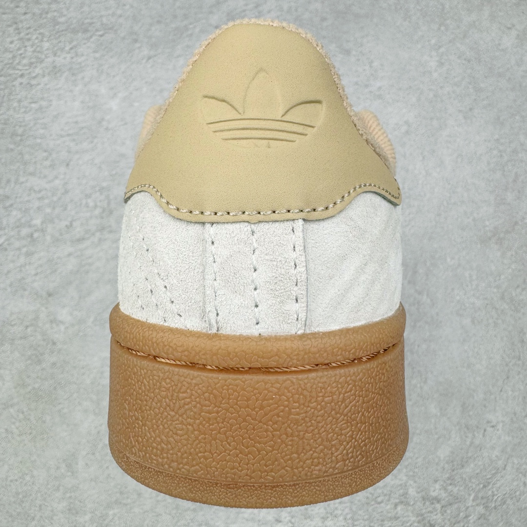 图片[8]-AD Originals Campus 00s 学院系列面包风经典复古低帮百搭休闲运动板鞋 IF4334 这次 Originals 选择了以经典复古鞋型 Campus 为蓝本打造全新面包鞋 这款鞋型联名不断 冠希当年对它更是钟爱有加 论牌面丝毫不输贝壳头、Forum 等大热鞋型 这次 Campus 一改 80 年代的瘦长造型 鞋舌、鞋身、鞋底甚至细节都变大了 营造出千禧年前后流行的面包鞋宽大廓形 因此鞋名改为 Campus 00s 鞋身采用绒面皮料搭配白色常规皮革 质感上还是延续了经典 Campus 的设计 鞋舌填充更加饱满 让鞋款整体看起来更加圆润 搭配上这款浅蓝配色 「蓝胖子」造型真的很可爱 鞋舌还加入了与以往 Campus 不同的全新三叶草 Logo 令造型更具千禧气息 鞋带也采用了加宽的设计 如果你不喜欢 这次还附送了传统鞋带可以替换 鞋底采用了米黄做旧设计 凸显鞋款的复古年代感 除了清新可人的浅蓝配色 还有一款酷灰配色 造型更加硬朗复古 而且相比浅蓝配色更加耐脏 尺码：36 36⅔ 37⅓ 38 38⅔ 39⅓ 40 40⅔ 41⅓ 42 42⅔ 43⅓ 44 45-选品中心