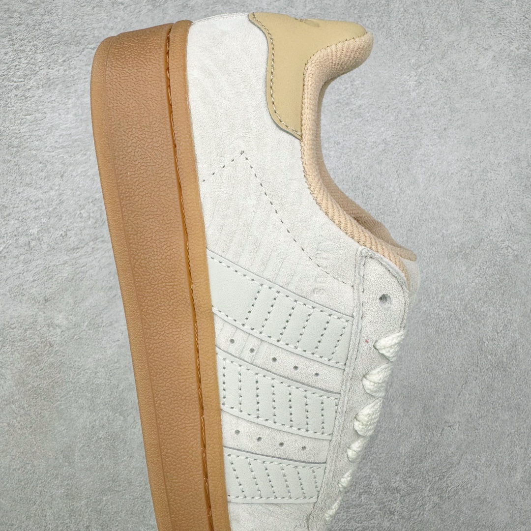 图片[6]-AD Originals Campus 00s 学院系列面包风经典复古低帮百搭休闲运动板鞋 IF4334 这次 Originals 选择了以经典复古鞋型 Campus 为蓝本打造全新面包鞋 这款鞋型联名不断 冠希当年对它更是钟爱有加 论牌面丝毫不输贝壳头、Forum 等大热鞋型 这次 Campus 一改 80 年代的瘦长造型 鞋舌、鞋身、鞋底甚至细节都变大了 营造出千禧年前后流行的面包鞋宽大廓形 因此鞋名改为 Campus 00s 鞋身采用绒面皮料搭配白色常规皮革 质感上还是延续了经典 Campus 的设计 鞋舌填充更加饱满 让鞋款整体看起来更加圆润 搭配上这款浅蓝配色 「蓝胖子」造型真的很可爱 鞋舌还加入了与以往 Campus 不同的全新三叶草 Logo 令造型更具千禧气息 鞋带也采用了加宽的设计 如果你不喜欢 这次还附送了传统鞋带可以替换 鞋底采用了米黄做旧设计 凸显鞋款的复古年代感 除了清新可人的浅蓝配色 还有一款酷灰配色 造型更加硬朗复古 而且相比浅蓝配色更加耐脏 尺码：36 36⅔ 37⅓ 38 38⅔ 39⅓ 40 40⅔ 41⅓ 42 42⅔ 43⅓ 44 45-选品中心