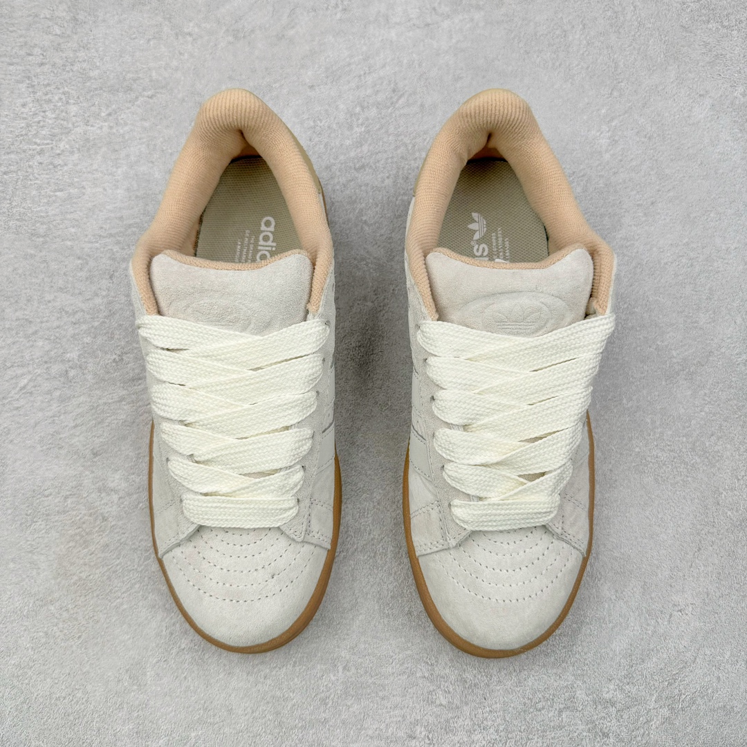 图片[2]-AD Originals Campus 00s 学院系列面包风经典复古低帮百搭休闲运动板鞋 IF4334 这次 Originals 选择了以经典复古鞋型 Campus 为蓝本打造全新面包鞋 这款鞋型联名不断 冠希当年对它更是钟爱有加 论牌面丝毫不输贝壳头、Forum 等大热鞋型 这次 Campus 一改 80 年代的瘦长造型 鞋舌、鞋身、鞋底甚至细节都变大了 营造出千禧年前后流行的面包鞋宽大廓形 因此鞋名改为 Campus 00s 鞋身采用绒面皮料搭配白色常规皮革 质感上还是延续了经典 Campus 的设计 鞋舌填充更加饱满 让鞋款整体看起来更加圆润 搭配上这款浅蓝配色 「蓝胖子」造型真的很可爱 鞋舌还加入了与以往 Campus 不同的全新三叶草 Logo 令造型更具千禧气息 鞋带也采用了加宽的设计 如果你不喜欢 这次还附送了传统鞋带可以替换 鞋底采用了米黄做旧设计 凸显鞋款的复古年代感 除了清新可人的浅蓝配色 还有一款酷灰配色 造型更加硬朗复古 而且相比浅蓝配色更加耐脏 尺码：36 36⅔ 37⅓ 38 38⅔ 39⅓ 40 40⅔ 41⅓ 42 42⅔ 43⅓ 44 45-选品中心