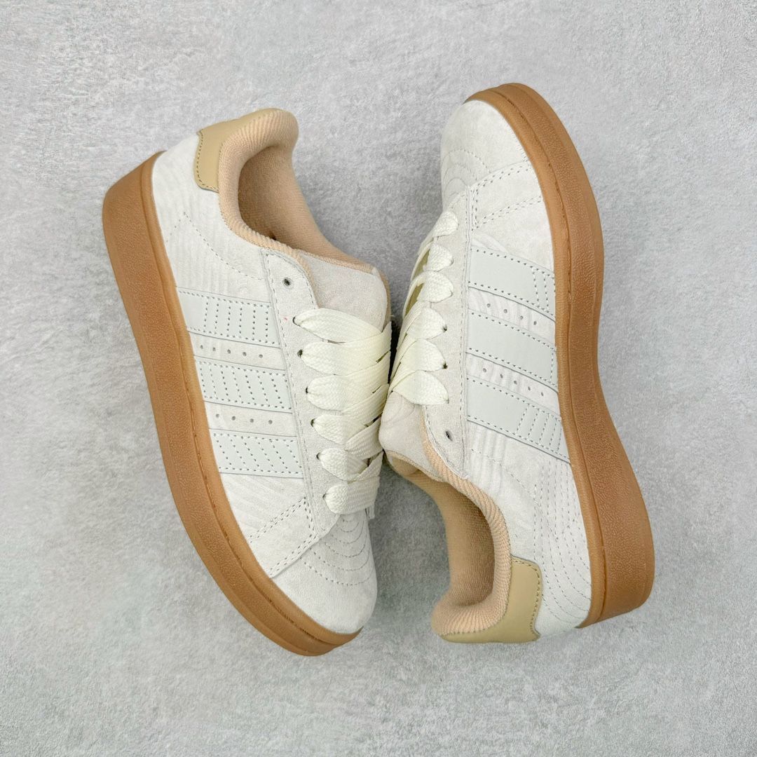 图片[3]-AD Originals Campus 00s 学院系列面包风经典复古低帮百搭休闲运动板鞋 IF4334 这次 Originals 选择了以经典复古鞋型 Campus 为蓝本打造全新面包鞋 这款鞋型联名不断 冠希当年对它更是钟爱有加 论牌面丝毫不输贝壳头、Forum 等大热鞋型 这次 Campus 一改 80 年代的瘦长造型 鞋舌、鞋身、鞋底甚至细节都变大了 营造出千禧年前后流行的面包鞋宽大廓形 因此鞋名改为 Campus 00s 鞋身采用绒面皮料搭配白色常规皮革 质感上还是延续了经典 Campus 的设计 鞋舌填充更加饱满 让鞋款整体看起来更加圆润 搭配上这款浅蓝配色 「蓝胖子」造型真的很可爱 鞋舌还加入了与以往 Campus 不同的全新三叶草 Logo 令造型更具千禧气息 鞋带也采用了加宽的设计 如果你不喜欢 这次还附送了传统鞋带可以替换 鞋底采用了米黄做旧设计 凸显鞋款的复古年代感 除了清新可人的浅蓝配色 还有一款酷灰配色 造型更加硬朗复古 而且相比浅蓝配色更加耐脏 尺码：36 36⅔ 37⅓ 38 38⅔ 39⅓ 40 40⅔ 41⅓ 42 42⅔ 43⅓ 44 45-选品中心