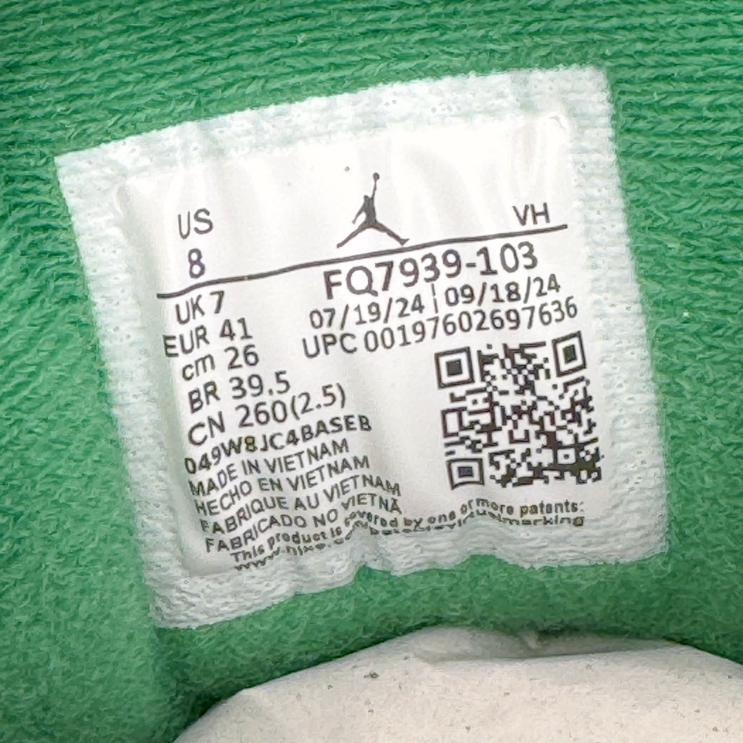 图片[12]-＃KZ纯原 Air Jordan AJ4 RM 重制版低帮复古篮球鞋 白绿绿松石 FQ7939-103 亲自操刀耗时半年巨作 全套原纸板楦头开发 确保原汁原味 完美呈现版型 一比一鞋头弧度高度鞋身弧度 原厂TPU 正确内里网布 菱角分明不变形无多余毛边 柔软性质感一致于原鞋 原厂织唛标 原厂飞人电绣工艺 尾指中部跳三针 独家绑鞋带手法 印刷中底布 四线拉帮 米色美纹纸贴合固定 进口港宝加持 后跟自然饱满 全鞋荧光划线卡点 追求极致完美 每一双都是工艺品 多重QC质检 超越公司货的品控标准 实实在在的免检产品 采用了低帮的设计 并保留了众多AJ4的经典元素 鞋身以皮革、麂皮材质拼接打造 AJ4经典的TPU材质延伸至后跟 增强鞋款稳定性 而鞋身侧面的网格设计则被取消 尾部的NIKE AIR标志也得到保留 并同时带有飞人logo 中底部分同样搭载了可视AIR气垫 鞋底采用米白色中底和外底呈现 为整个设计收尾 尺码：36 36.5 37.5 38 38.5 39 40 40.5 41 42 42.5 43 44 44.5 45 46 47.5-选品中心