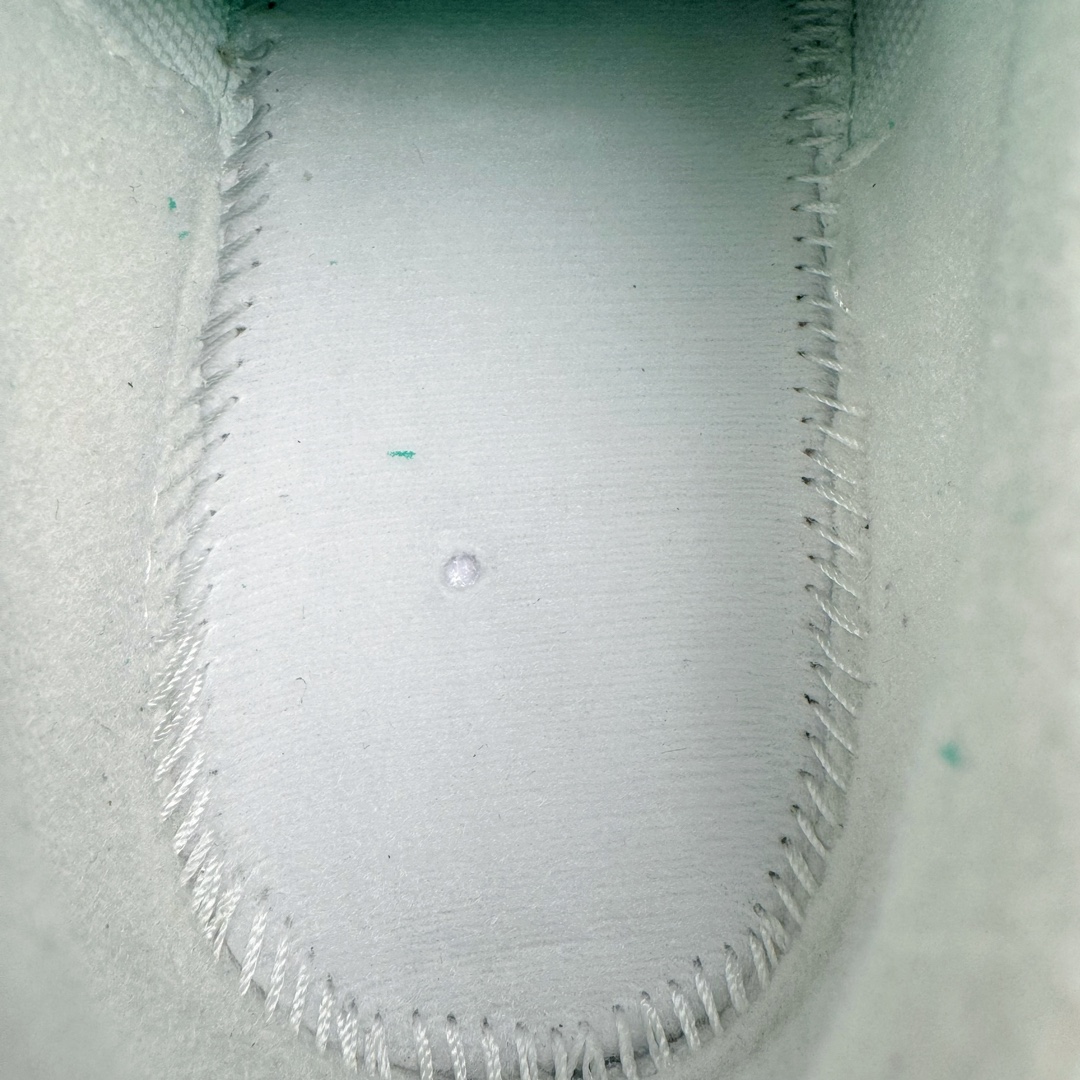 图片[10]-＃KZ纯原 Air Jordan AJ4 RM 重制版低帮复古篮球鞋 白绿绿松石 FQ7939-103 亲自操刀耗时半年巨作 全套原纸板楦头开发 确保原汁原味 完美呈现版型 一比一鞋头弧度高度鞋身弧度 原厂TPU 正确内里网布 菱角分明不变形无多余毛边 柔软性质感一致于原鞋 原厂织唛标 原厂飞人电绣工艺 尾指中部跳三针 独家绑鞋带手法 印刷中底布 四线拉帮 米色美纹纸贴合固定 进口港宝加持 后跟自然饱满 全鞋荧光划线卡点 追求极致完美 每一双都是工艺品 多重QC质检 超越公司货的品控标准 实实在在的免检产品 采用了低帮的设计 并保留了众多AJ4的经典元素 鞋身以皮革、麂皮材质拼接打造 AJ4经典的TPU材质延伸至后跟 增强鞋款稳定性 而鞋身侧面的网格设计则被取消 尾部的NIKE AIR标志也得到保留 并同时带有飞人logo 中底部分同样搭载了可视AIR气垫 鞋底采用米白色中底和外底呈现 为整个设计收尾 尺码：36 36.5 37.5 38 38.5 39 40 40.5 41 42 42.5 43 44 44.5 45 46 47.5-选品中心