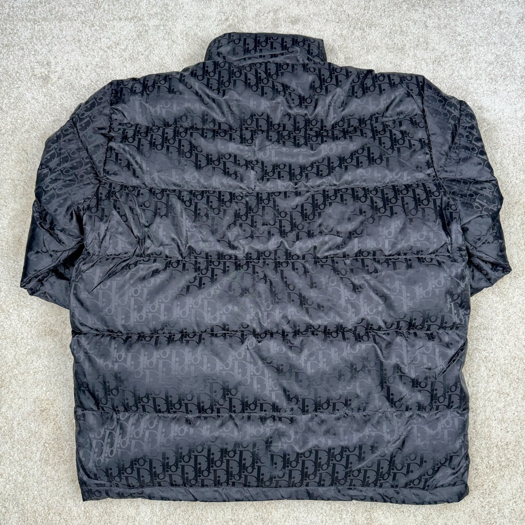 图片[3]-DIOR 23SS 迪奥新品满印暗纹老花立领羽绒服夹克 原24000购入 全衣面料采用原厂进口科技GORE-TEX提花面料 菱形印花图案设计间距及细节间距平行对位 并列的提花效果及手感非常还原 内里填充物采用国标级别90度 里料附层锦纶材质 蓬松度的白鹅绒混白鹅毛的材质 羽绒蓬感十足 保暖效果更佳 没有羽绒毛梗 利落的小立领搭配合肩线 肩前幅侧画增添了的双口袋设计 下摆设有抽绳可自由调节松紧、袖口带有松紧橡筋收口、门襟双开立领设计 镀银刻字五金配件搭配高品质欧牙双向拉链开合 拉头、鸡眼、内袋扣、暗扣、调节扣等依旧原版开模带Logo定制而成 尺码：46 48 50 52 54-选品中心