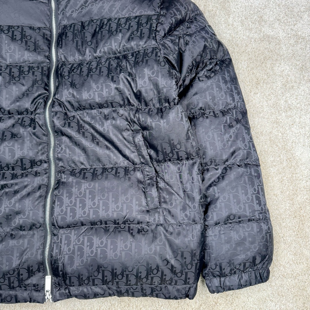 图片[7]-DIOR 23SS 迪奥新品满印暗纹老花立领羽绒服夹克 原24000购入 全衣面料采用原厂进口科技GORE-TEX提花面料 菱形印花图案设计间距及细节间距平行对位 并列的提花效果及手感非常还原 内里填充物采用国标级别90度 里料附层锦纶材质 蓬松度的白鹅绒混白鹅毛的材质 羽绒蓬感十足 保暖效果更佳 没有羽绒毛梗 利落的小立领搭配合肩线 肩前幅侧画增添了的双口袋设计 下摆设有抽绳可自由调节松紧、袖口带有松紧橡筋收口、门襟双开立领设计 镀银刻字五金配件搭配高品质欧牙双向拉链开合 拉头、鸡眼、内袋扣、暗扣、调节扣等依旧原版开模带Logo定制而成 尺码：46 48 50 52 54-选品中心