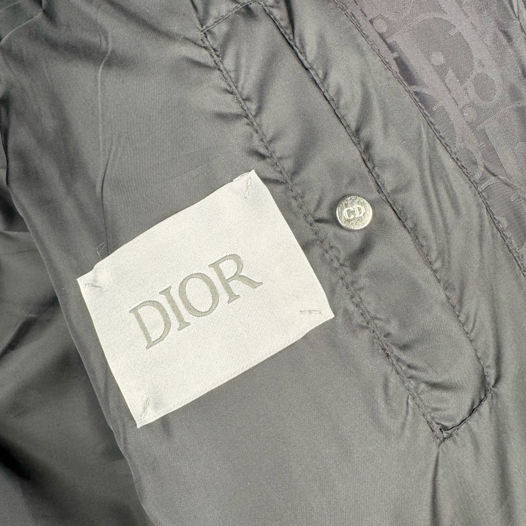 图片[13]-DIOR 23SS 迪奥新品满印暗纹老花立领羽绒服夹克 原24000购入 全衣面料采用原厂进口科技GORE-TEX提花面料 菱形印花图案设计间距及细节间距平行对位 并列的提花效果及手感非常还原 内里填充物采用国标级别90度 里料附层锦纶材质 蓬松度的白鹅绒混白鹅毛的材质 羽绒蓬感十足 保暖效果更佳 没有羽绒毛梗 利落的小立领搭配合肩线 肩前幅侧画增添了的双口袋设计 下摆设有抽绳可自由调节松紧、袖口带有松紧橡筋收口、门襟双开立领设计 镀银刻字五金配件搭配高品质欧牙双向拉链开合 拉头、鸡眼、内袋扣、暗扣、调节扣等依旧原版开模带Logo定制而成 尺码：46 48 50 52 54-选品中心