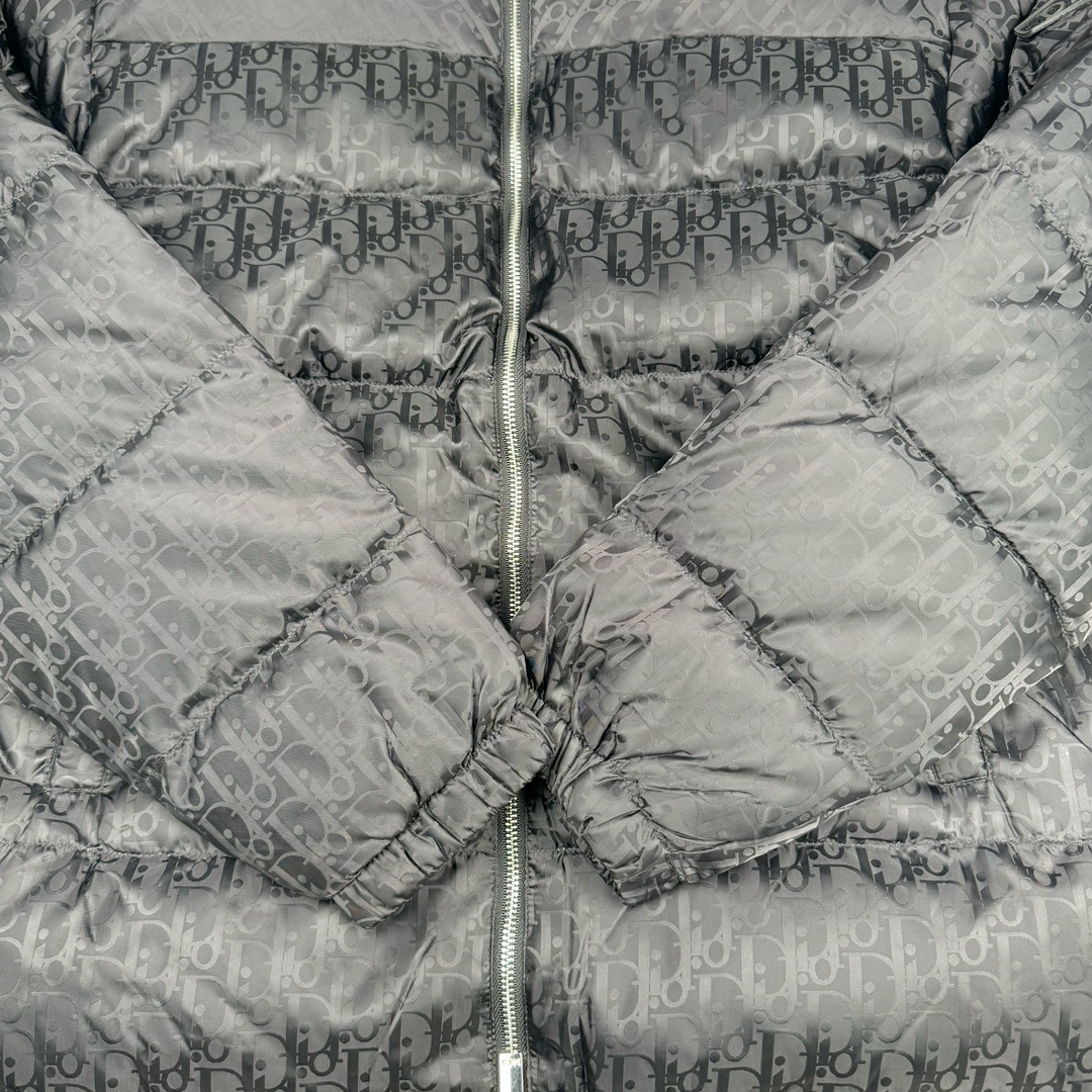 图片[11]-DIOR 23SS 迪奥新品满印暗纹老花立领羽绒服夹克 原24000购入 全衣面料采用原厂进口科技GORE-TEX提花面料 菱形印花图案设计间距及细节间距平行对位 并列的提花效果及手感非常还原 内里填充物采用国标级别90度 里料附层锦纶材质 蓬松度的白鹅绒混白鹅毛的材质 羽绒蓬感十足 保暖效果更佳 没有羽绒毛梗 利落的小立领搭配合肩线 肩前幅侧画增添了的双口袋设计 下摆设有抽绳可自由调节松紧、袖口带有松紧橡筋收口、门襟双开立领设计 镀银刻字五金配件搭配高品质欧牙双向拉链开合 拉头、鸡眼、内袋扣、暗扣、调节扣等依旧原版开模带Logo定制而成 尺码：46 48 50 52 54-选品中心
