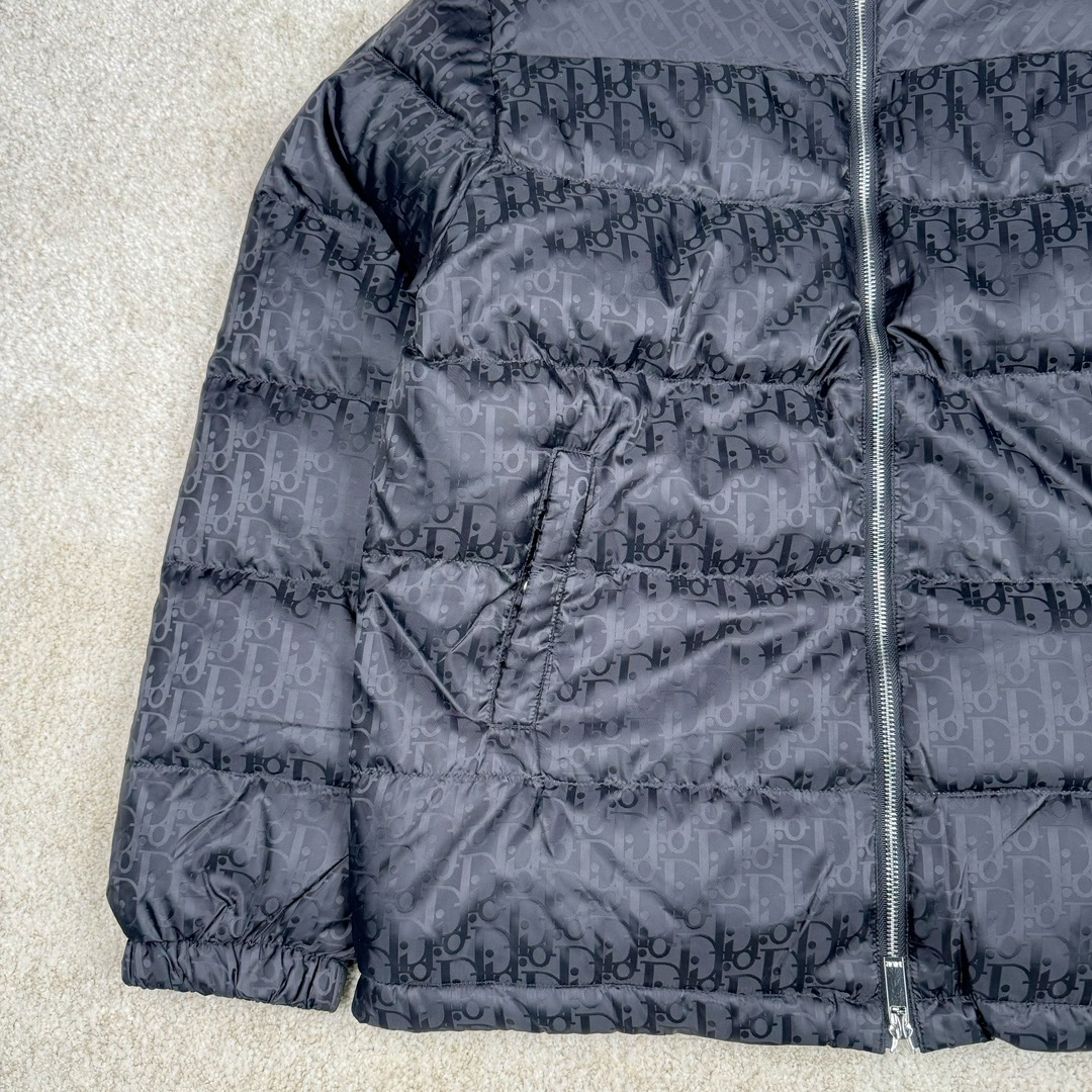 图片[6]-DIOR 23SS 迪奥新品满印暗纹老花立领羽绒服夹克 原24000购入 全衣面料采用原厂进口科技GORE-TEX提花面料 菱形印花图案设计间距及细节间距平行对位 并列的提花效果及手感非常还原 内里填充物采用国标级别90度 里料附层锦纶材质 蓬松度的白鹅绒混白鹅毛的材质 羽绒蓬感十足 保暖效果更佳 没有羽绒毛梗 利落的小立领搭配合肩线 肩前幅侧画增添了的双口袋设计 下摆设有抽绳可自由调节松紧、袖口带有松紧橡筋收口、门襟双开立领设计 镀银刻字五金配件搭配高品质欧牙双向拉链开合 拉头、鸡眼、内袋扣、暗扣、调节扣等依旧原版开模带Logo定制而成 尺码：46 48 50 52 54-选品中心