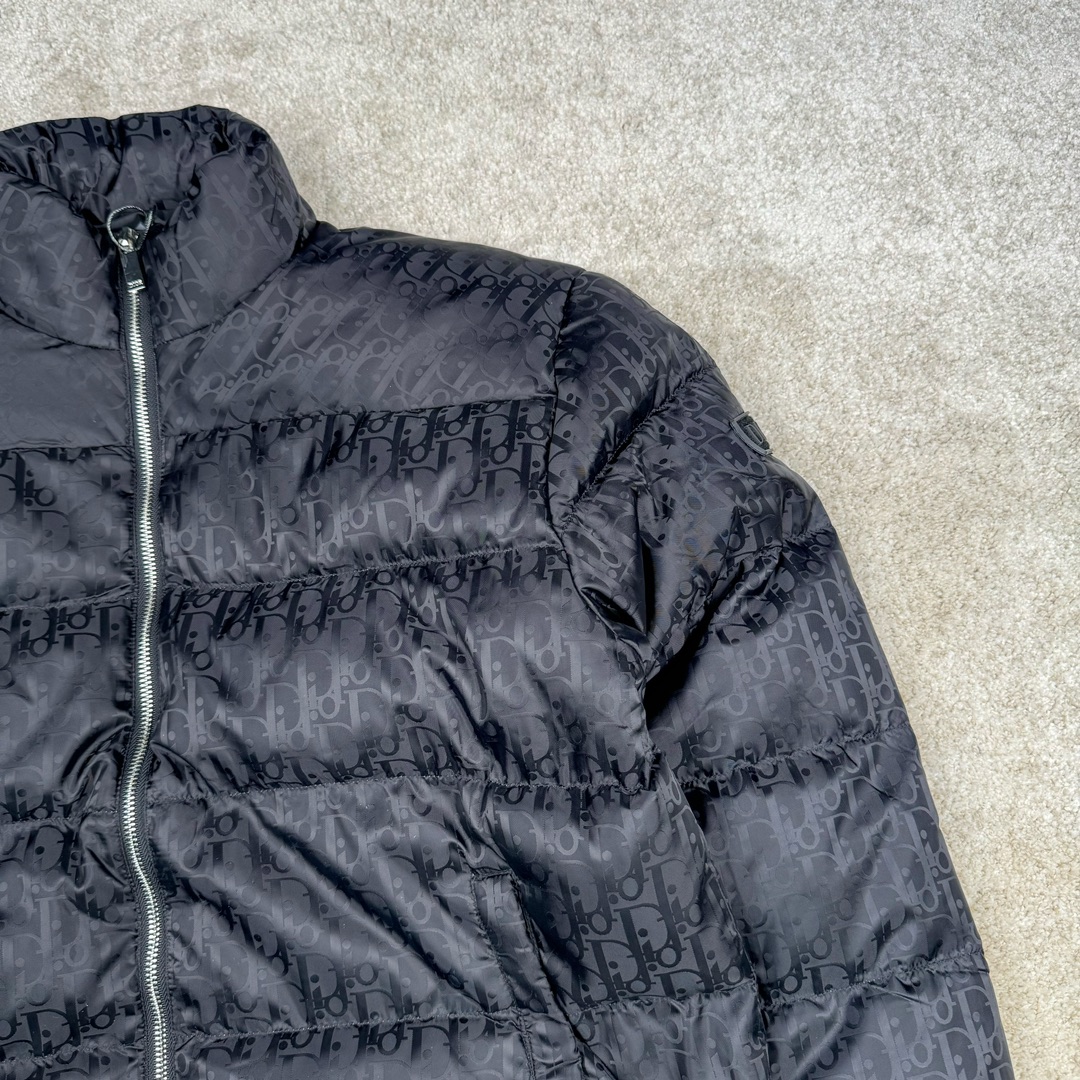 图片[8]-DIOR 23SS 迪奥新品满印暗纹老花立领羽绒服夹克 原24000购入 全衣面料采用原厂进口科技GORE-TEX提花面料 菱形印花图案设计间距及细节间距平行对位 并列的提花效果及手感非常还原 内里填充物采用国标级别90度 里料附层锦纶材质 蓬松度的白鹅绒混白鹅毛的材质 羽绒蓬感十足 保暖效果更佳 没有羽绒毛梗 利落的小立领搭配合肩线 肩前幅侧画增添了的双口袋设计 下摆设有抽绳可自由调节松紧、袖口带有松紧橡筋收口、门襟双开立领设计 镀银刻字五金配件搭配高品质欧牙双向拉链开合 拉头、鸡眼、内袋扣、暗扣、调节扣等依旧原版开模带Logo定制而成 尺码：46 48 50 52 54-选品中心