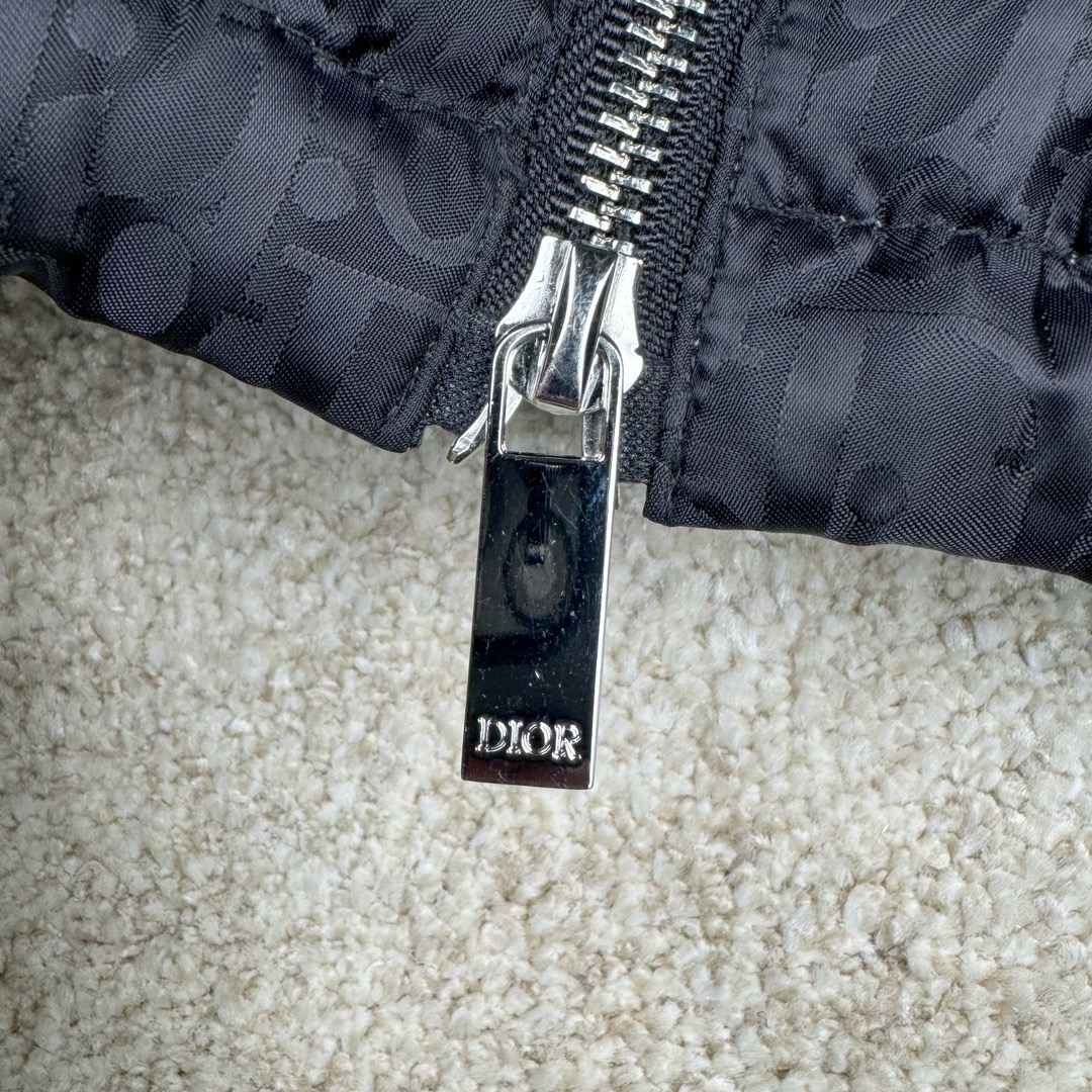 图片[10]-DIOR 23SS 迪奥新品满印暗纹老花立领羽绒服夹克 原24000购入 全衣面料采用原厂进口科技GORE-TEX提花面料 菱形印花图案设计间距及细节间距平行对位 并列的提花效果及手感非常还原 内里填充物采用国标级别90度 里料附层锦纶材质 蓬松度的白鹅绒混白鹅毛的材质 羽绒蓬感十足 保暖效果更佳 没有羽绒毛梗 利落的小立领搭配合肩线 肩前幅侧画增添了的双口袋设计 下摆设有抽绳可自由调节松紧、袖口带有松紧橡筋收口、门襟双开立领设计 镀银刻字五金配件搭配高品质欧牙双向拉链开合 拉头、鸡眼、内袋扣、暗扣、调节扣等依旧原版开模带Logo定制而成 尺码：46 48 50 52 54-选品中心