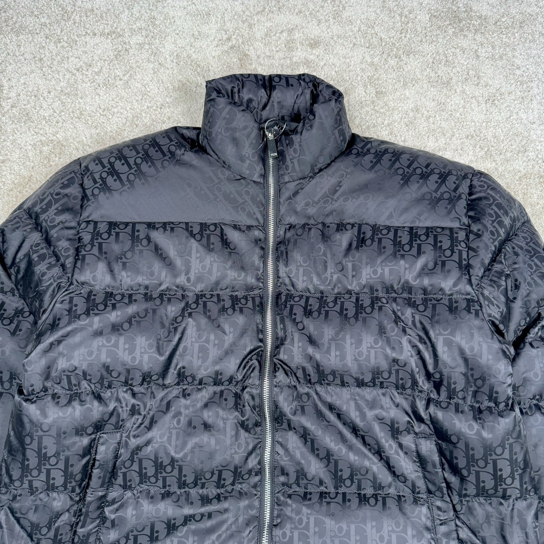 图片[5]-DIOR 23SS 迪奥新品满印暗纹老花立领羽绒服夹克 原24000购入 全衣面料采用原厂进口科技GORE-TEX提花面料 菱形印花图案设计间距及细节间距平行对位 并列的提花效果及手感非常还原 内里填充物采用国标级别90度 里料附层锦纶材质 蓬松度的白鹅绒混白鹅毛的材质 羽绒蓬感十足 保暖效果更佳 没有羽绒毛梗 利落的小立领搭配合肩线 肩前幅侧画增添了的双口袋设计 下摆设有抽绳可自由调节松紧、袖口带有松紧橡筋收口、门襟双开立领设计 镀银刻字五金配件搭配高品质欧牙双向拉链开合 拉头、鸡眼、内袋扣、暗扣、调节扣等依旧原版开模带Logo定制而成 尺码：46 48 50 52 54-选品中心