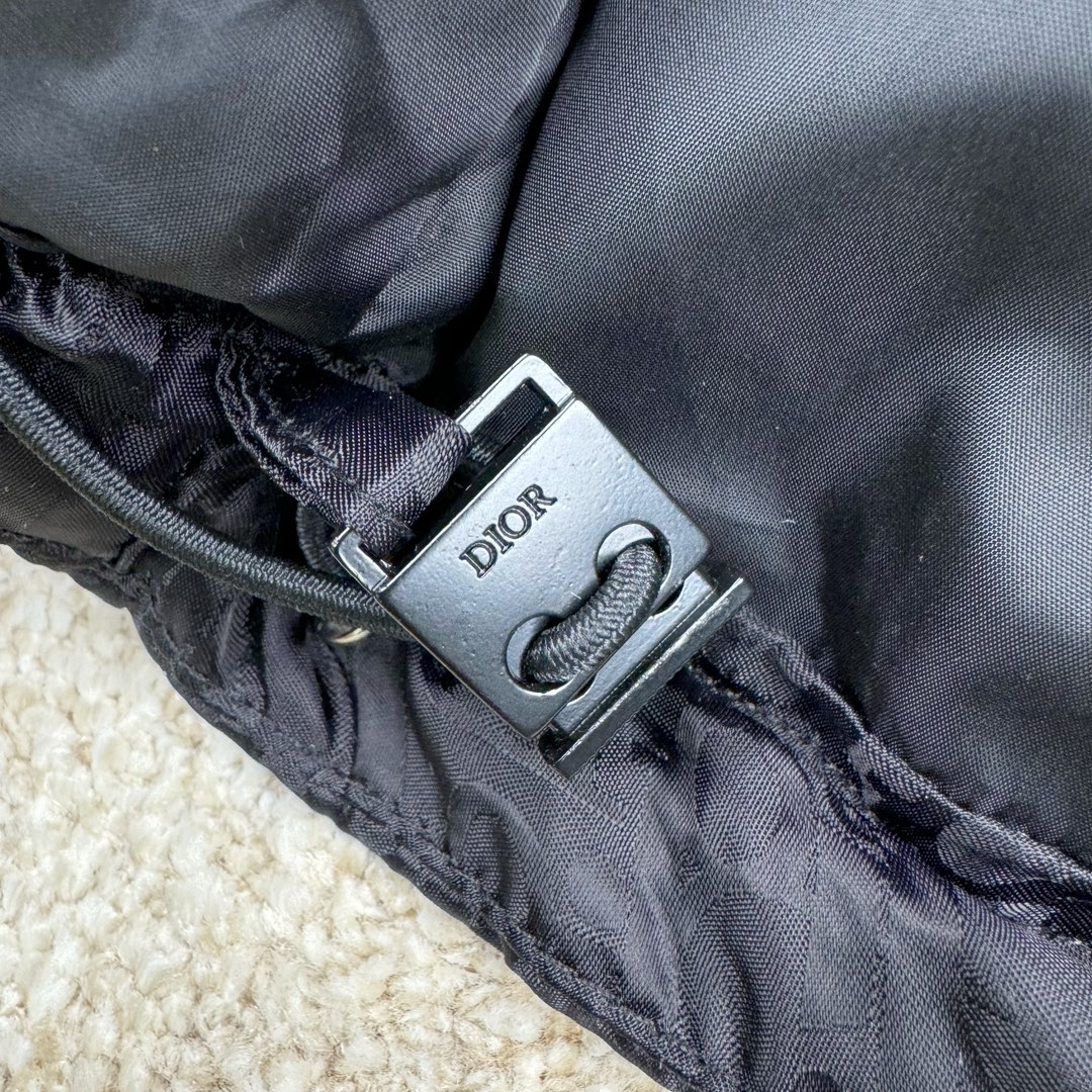 图片[9]-DIOR 23SS 迪奥新品满印暗纹老花立领羽绒服夹克 原24000购入 全衣面料采用原厂进口科技GORE-TEX提花面料 菱形印花图案设计间距及细节间距平行对位 并列的提花效果及手感非常还原 内里填充物采用国标级别90度 里料附层锦纶材质 蓬松度的白鹅绒混白鹅毛的材质 羽绒蓬感十足 保暖效果更佳 没有羽绒毛梗 利落的小立领搭配合肩线 肩前幅侧画增添了的双口袋设计 下摆设有抽绳可自由调节松紧、袖口带有松紧橡筋收口、门襟双开立领设计 镀银刻字五金配件搭配高品质欧牙双向拉链开合 拉头、鸡眼、内袋扣、暗扣、调节扣等依旧原版开模带Logo定制而成 尺码：46 48 50 52 54-选品中心