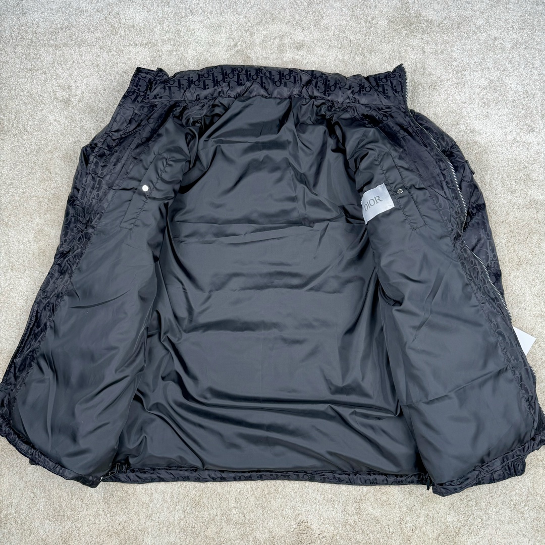 图片[4]-DIOR 23SS 迪奥新品满印暗纹老花立领羽绒服夹克 原24000购入 全衣面料采用原厂进口科技GORE-TEX提花面料 菱形印花图案设计间距及细节间距平行对位 并列的提花效果及手感非常还原 内里填充物采用国标级别90度 里料附层锦纶材质 蓬松度的白鹅绒混白鹅毛的材质 羽绒蓬感十足 保暖效果更佳 没有羽绒毛梗 利落的小立领搭配合肩线 肩前幅侧画增添了的双口袋设计 下摆设有抽绳可自由调节松紧、袖口带有松紧橡筋收口、门襟双开立领设计 镀银刻字五金配件搭配高品质欧牙双向拉链开合 拉头、鸡眼、内袋扣、暗扣、调节扣等依旧原版开模带Logo定制而成 尺码：46 48 50 52 54-选品中心