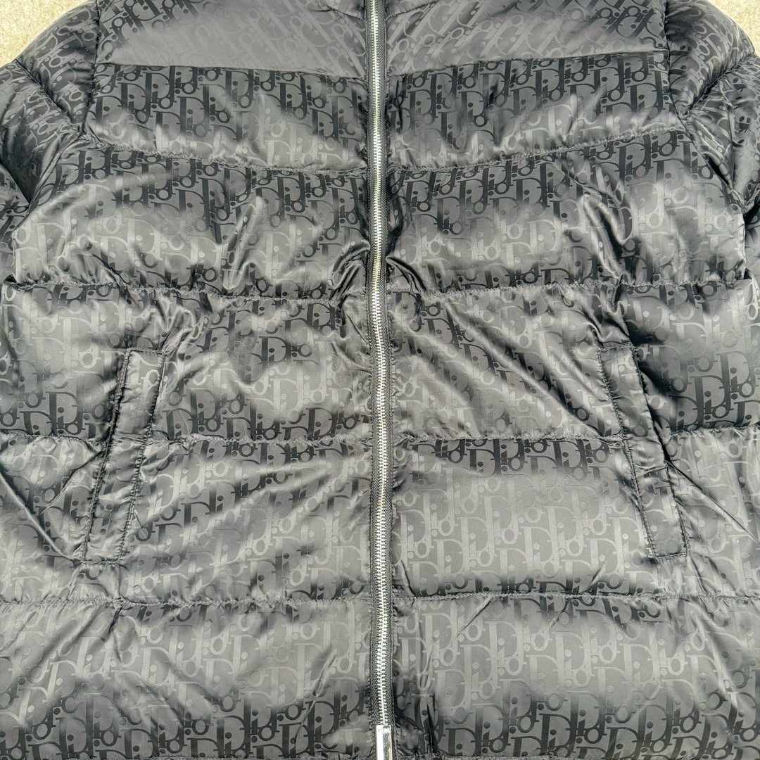图片[12]-DIOR 23SS 迪奥新品满印暗纹老花立领羽绒服夹克 原24000购入 全衣面料采用原厂进口科技GORE-TEX提花面料 菱形印花图案设计间距及细节间距平行对位 并列的提花效果及手感非常还原 内里填充物采用国标级别90度 里料附层锦纶材质 蓬松度的白鹅绒混白鹅毛的材质 羽绒蓬感十足 保暖效果更佳 没有羽绒毛梗 利落的小立领搭配合肩线 肩前幅侧画增添了的双口袋设计 下摆设有抽绳可自由调节松紧、袖口带有松紧橡筋收口、门襟双开立领设计 镀银刻字五金配件搭配高品质欧牙双向拉链开合 拉头、鸡眼、内袋扣、暗扣、调节扣等依旧原版开模带Logo定制而成 尺码：46 48 50 52 54-选品中心