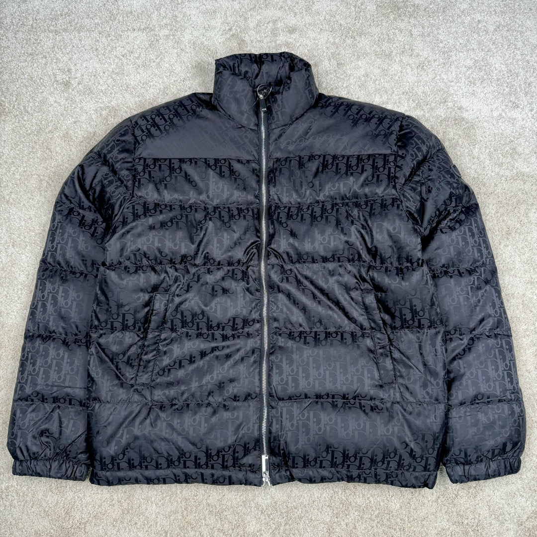 DIOR 23SS 迪奥新品满印暗纹老花立领羽绒服夹克 原24000购入 全衣面料采用原厂进口科技GORE-TEX提花面料 菱形印花图案设计间距及细节间距平行对位 并列的提花效果及手感非常还原 内里填充物采用国标级别90度 里料附层锦纶材质 蓬松度的白鹅绒混白鹅毛的材质 羽绒蓬感十足 保暖效果更佳 没有羽绒毛梗 利落的小立领搭配合肩线 肩前幅侧画增添了的双口袋设计 下摆设有抽绳可自由调节松紧、袖口带有松紧橡筋收口、门襟双开立领设计 镀银刻字五金配件搭配高品质欧牙双向拉链开合 拉头、鸡眼、内袋扣、暗扣、调节扣等依旧原版开模带Logo定制而成 尺码：46 48 50 52 54-选品中心