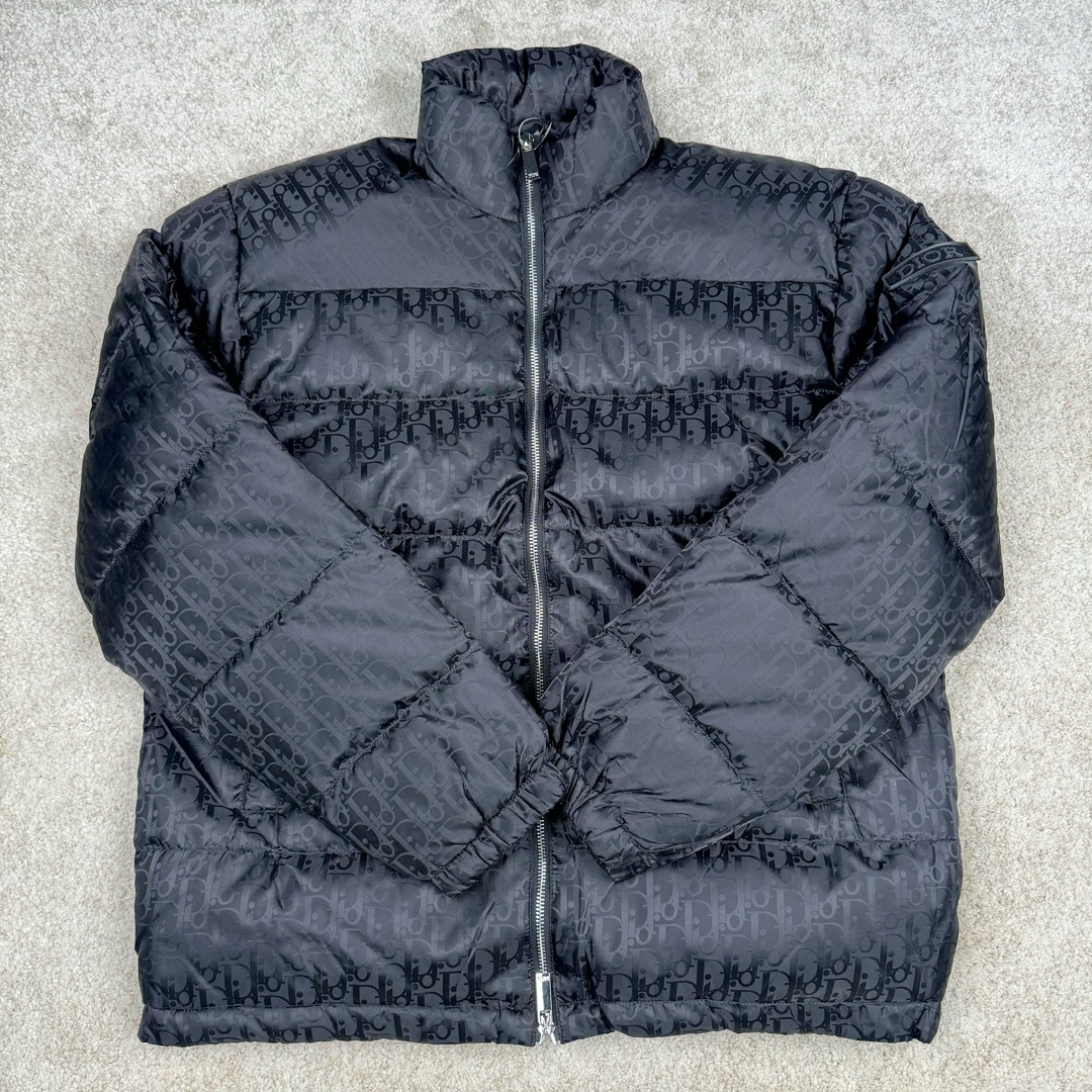 图片[2]-DIOR 23SS 迪奥新品满印暗纹老花立领羽绒服夹克 原24000购入 全衣面料采用原厂进口科技GORE-TEX提花面料 菱形印花图案设计间距及细节间距平行对位 并列的提花效果及手感非常还原 内里填充物采用国标级别90度 里料附层锦纶材质 蓬松度的白鹅绒混白鹅毛的材质 羽绒蓬感十足 保暖效果更佳 没有羽绒毛梗 利落的小立领搭配合肩线 肩前幅侧画增添了的双口袋设计 下摆设有抽绳可自由调节松紧、袖口带有松紧橡筋收口、门襟双开立领设计 镀银刻字五金配件搭配高品质欧牙双向拉链开合 拉头、鸡眼、内袋扣、暗扣、调节扣等依旧原版开模带Logo定制而成 尺码：46 48 50 52 54-选品中心