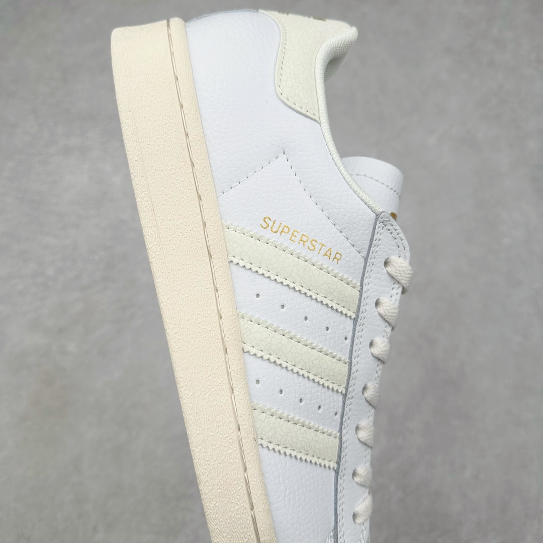 图片[6]-＃H11纯原福利 AD Originals Superstar 经典复古贝壳头板鞋 IG7575 诞生于1969年 是第一双将全皮面鞋 身与橡胶鞋头结合在一起的低帮篮球鞋 Superstar最开始 是作为高帮篮球鞋Pro Model的低帮版本而出现的 但因为其独特和醒目的橡胶鞋头造型而让大家熟知 被大家形象地称为\\\”shelltoe\\\”贝壳头 在70年代的美国职业篮球场上 接近3/4的NBA球员都将这双Superstar作为场上用鞋 80年代之后 经过不断的改良和发展 Superstar逐渐成为横跨时装、音乐、街头文化、休闲和运动等各大领域的时尚潮鞋 尺码：35.5 36 36.5 37 38 38.5 39 40 40.5 41 42 42.5 43 44 44.5 45-选品中心