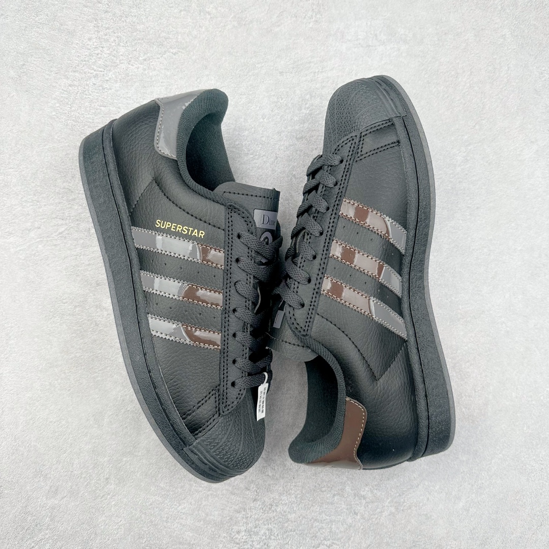 图片[3]-＃H11纯原福利 AD Originals Superstar 经典复古贝壳头板鞋 FZ6003 诞生于1969年 是第一双将全皮面鞋 身与橡胶鞋头结合在一起的低帮篮球鞋 Superstar最开始 是作为高帮篮球鞋Pro Model的低帮版本而出现的 但因为其独特和醒目的橡胶鞋头造型而让大家熟知 被大家形象地称为\\\”shelltoe\\\”贝壳头 在70年代的美国职业篮球场上 接近3/4的NBA球员都将这双Superstar作为场上用鞋 80年代之后 经过不断的改良和发展 Superstar逐渐成为横跨时装、音乐、街头文化、休闲和运动等各大领域的时尚潮鞋 尺码：35.5 36 36.5 37 38 38.5 39 40 40.5 41 42 42.5 43 44 44.5 45-选品中心